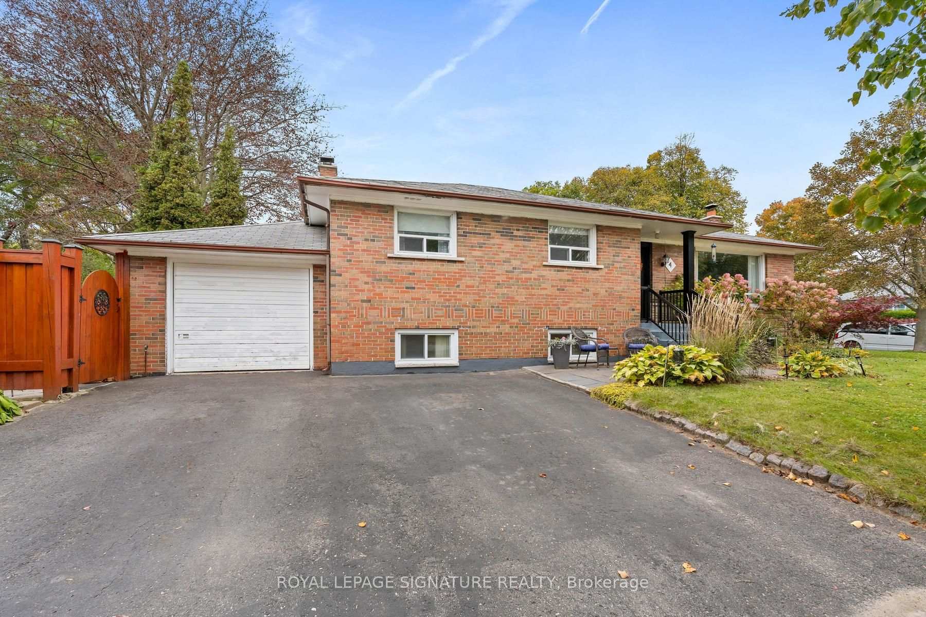 Photo 2 of 4 Moss Street, Scarborough, Guildwood — HOMEH