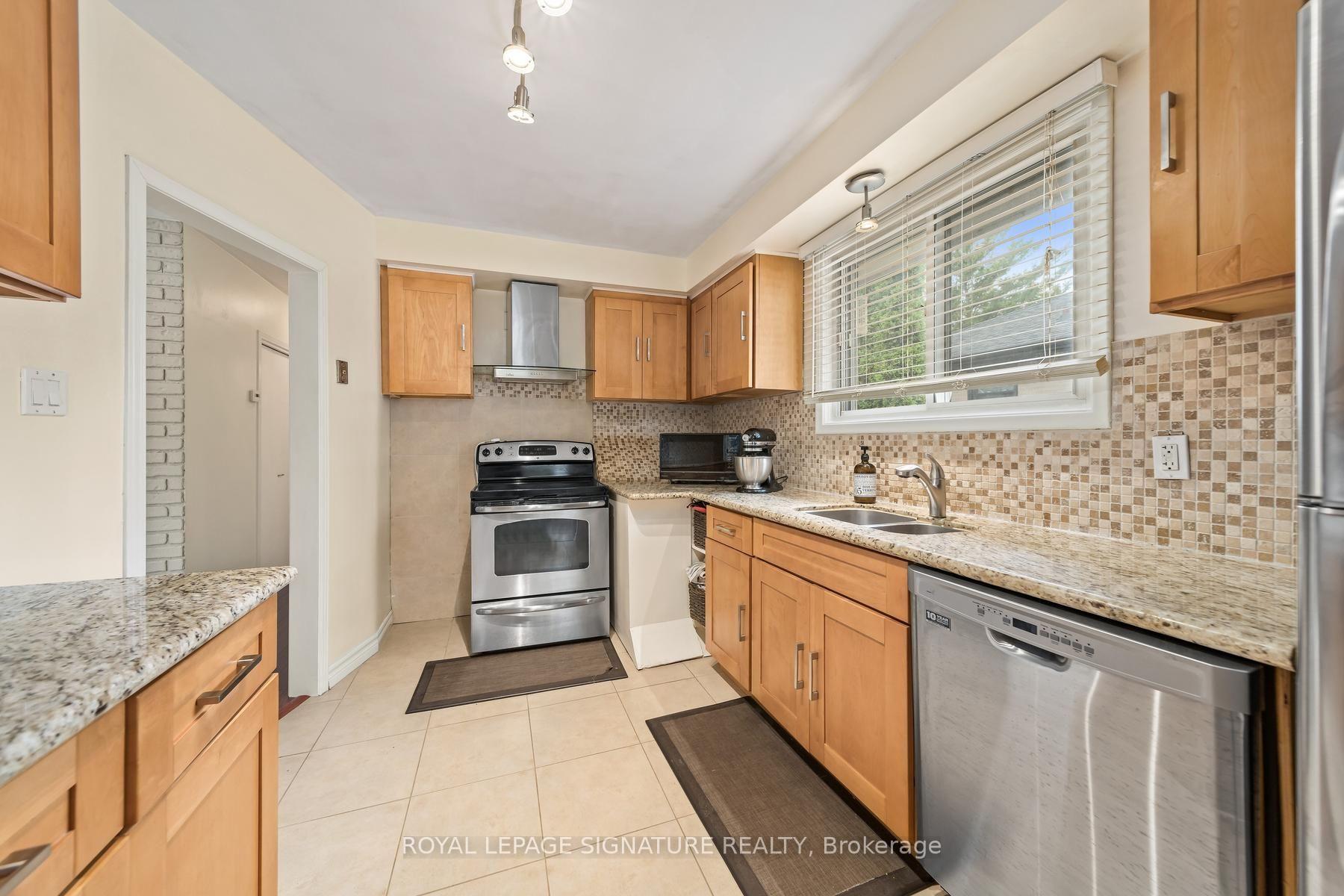 Photo 10 of 4 Moss Street, Scarborough, Guildwood — HOMEH
