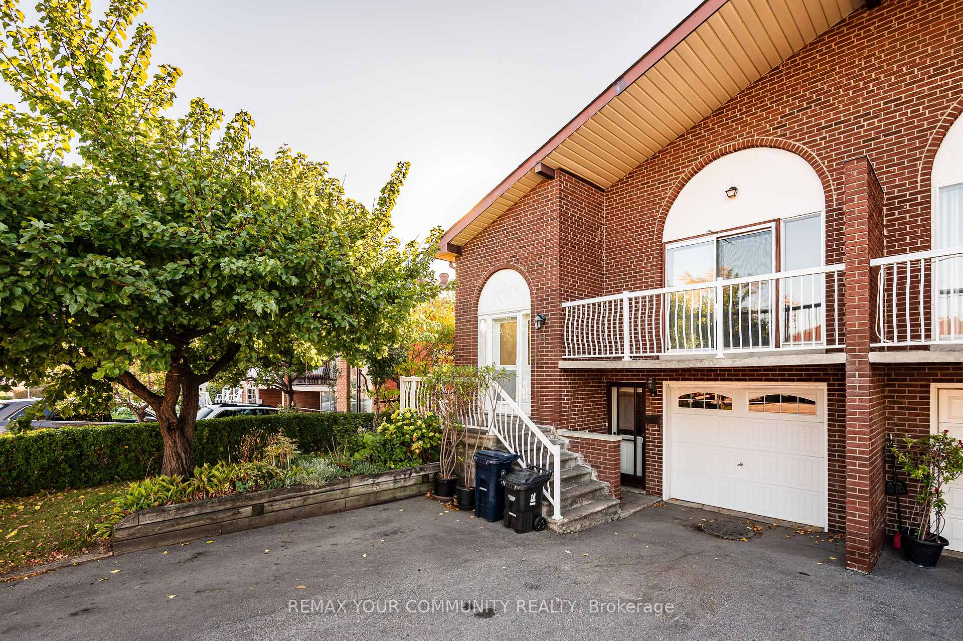 Photo 2 of 11 Anthia Drive, North York, Humber Summit — HOMEH