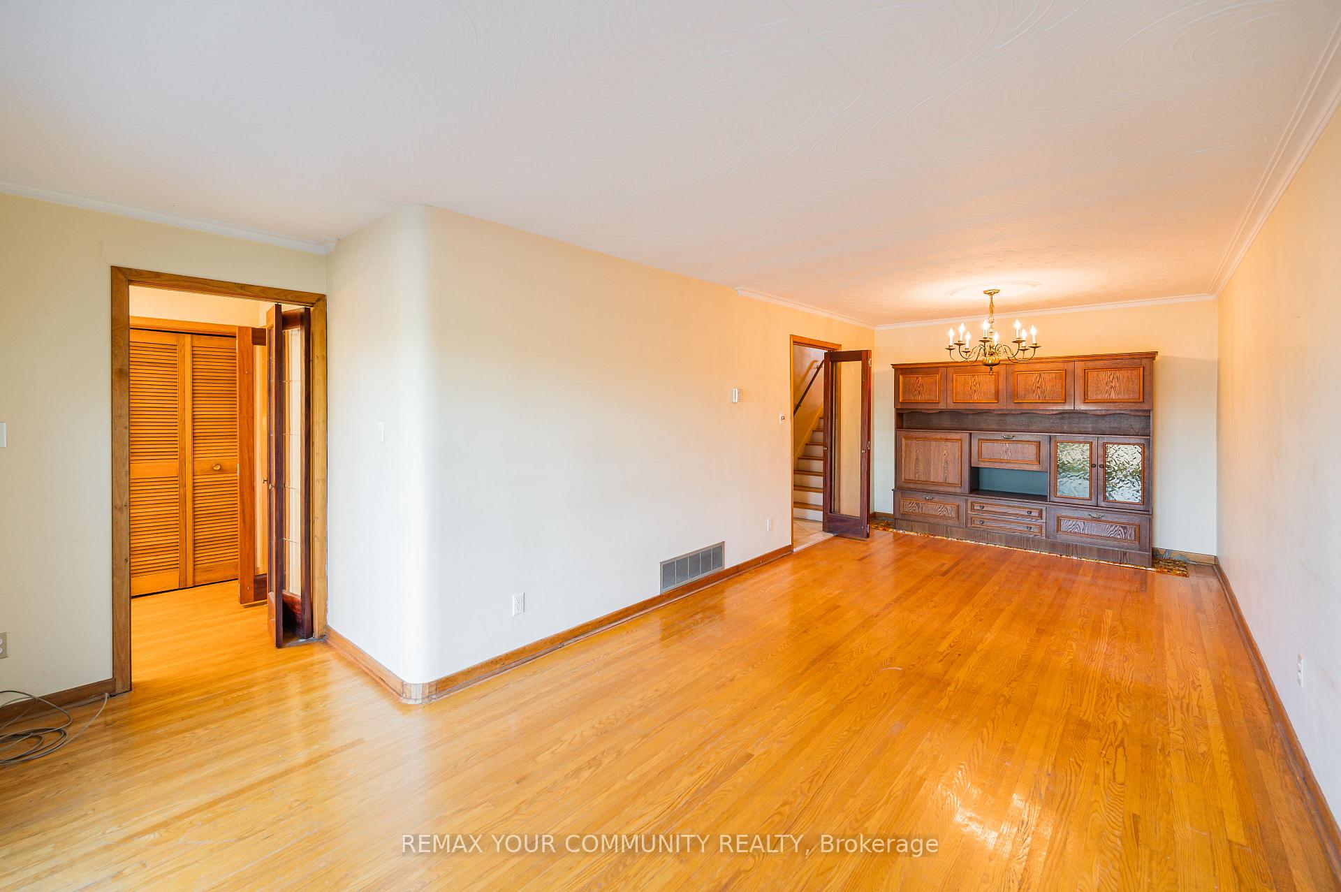 Photo 5 of 11 Anthia Drive, North York, Humber Summit — HOMEH