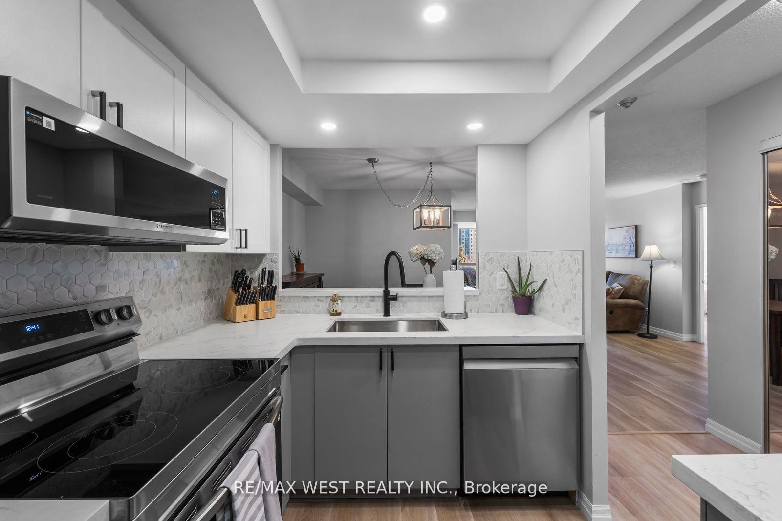 Photo 4 of Unit 502, 100 Observatory Lane, Richmond Hill, Observatory — HOMEH