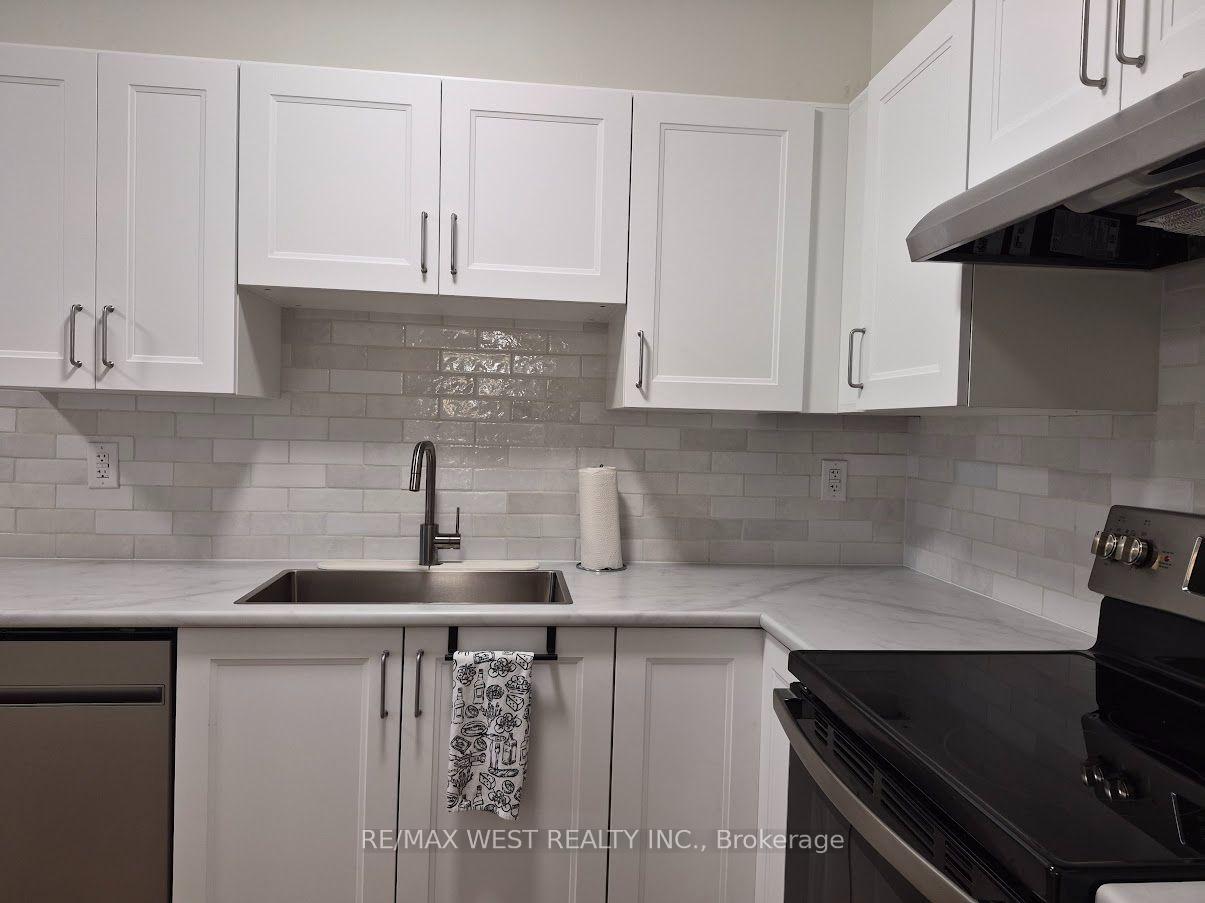 Photo 4 of Unit 802, 250 Scarlett Road, Toronto, Rockcliffe-Smythe — HOMEH
