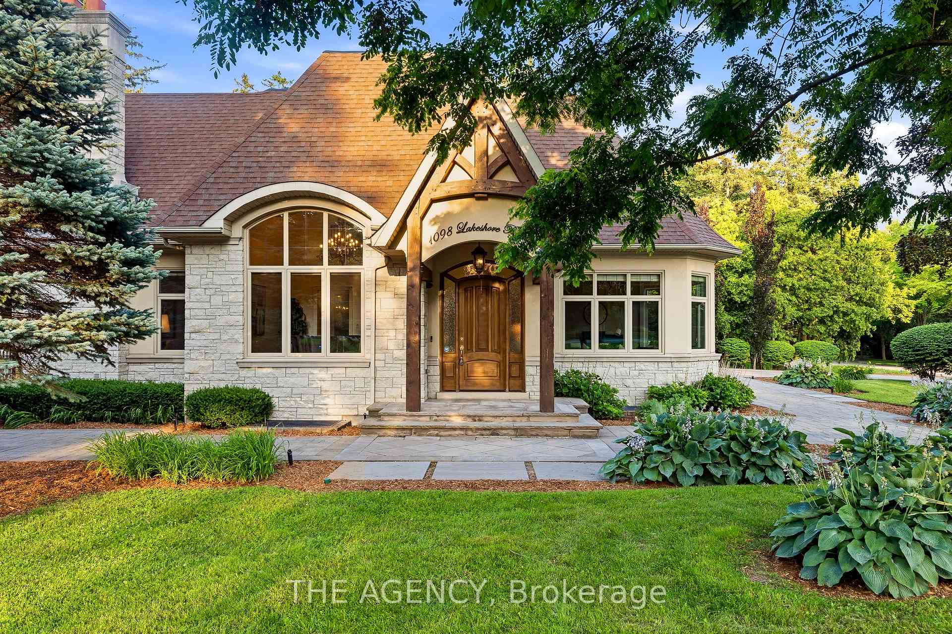 Photo 2 of 1098 Lakeshore Road W, Oakville, Southwest — HOMEH