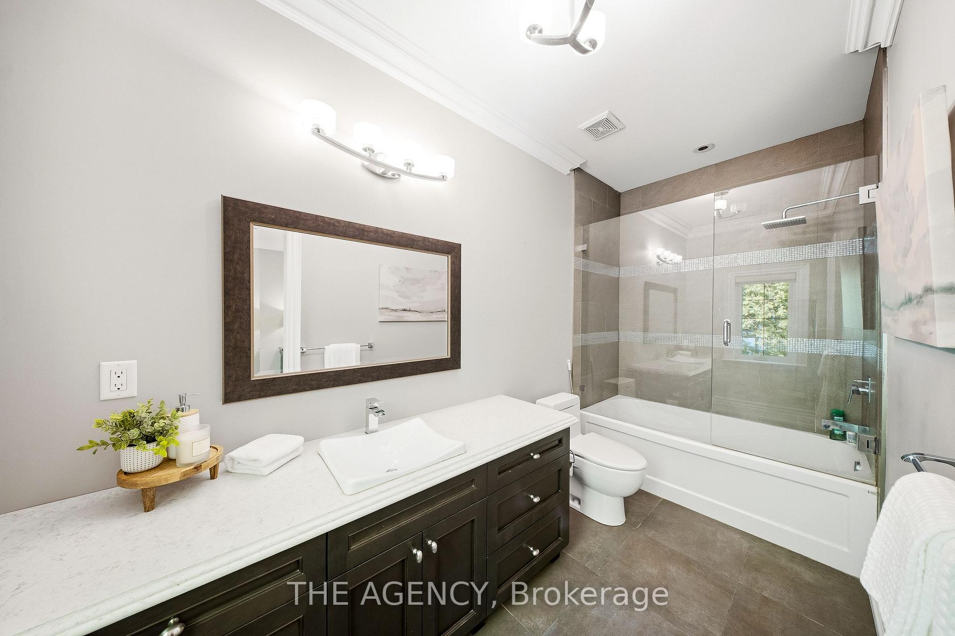 Photo 21 of 1098 Lakeshore Road W, Oakville, Southwest — HOMEH