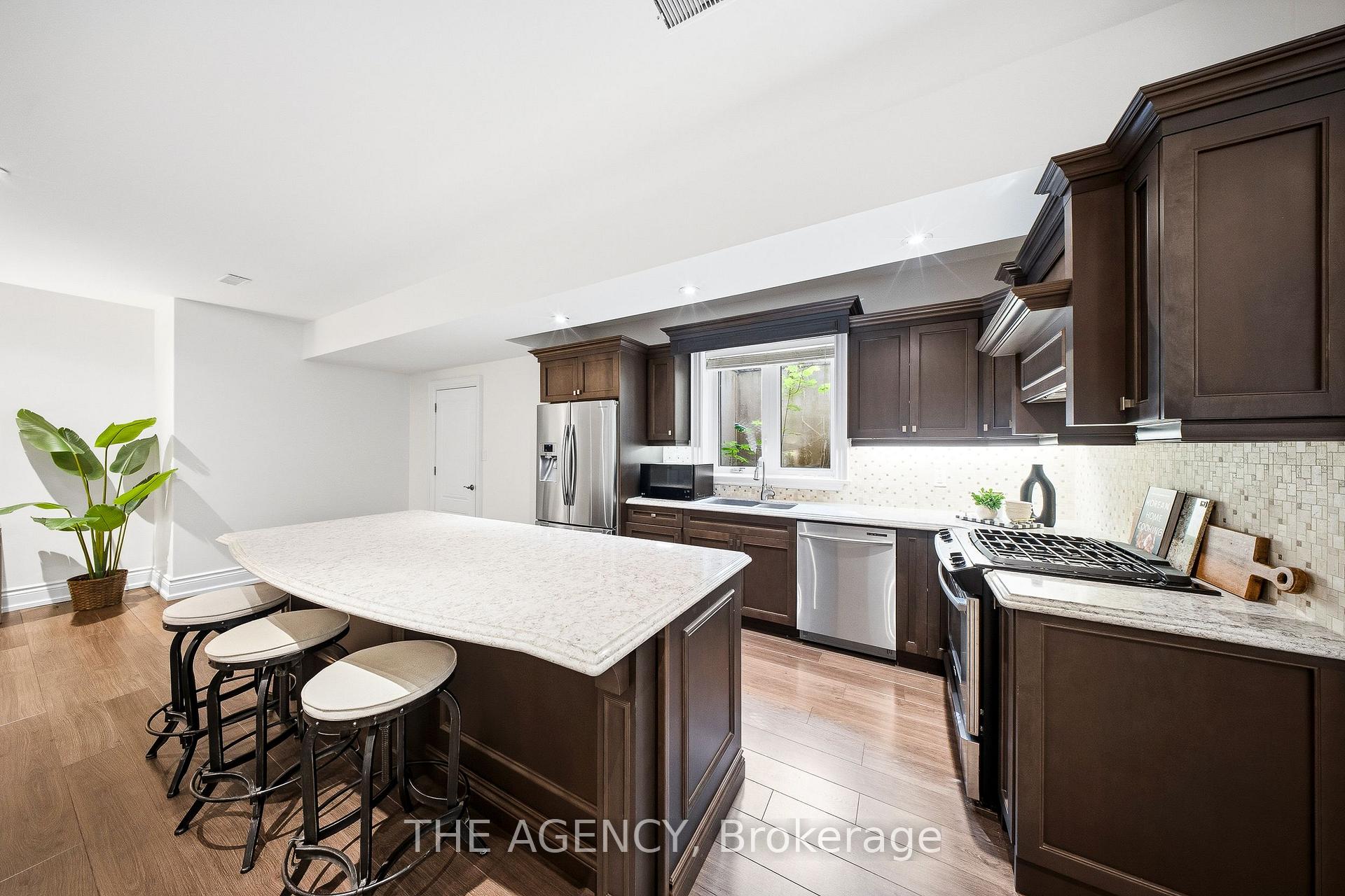 Photo 28 of 1098 Lakeshore Road W, Oakville, Southwest — HOMEH