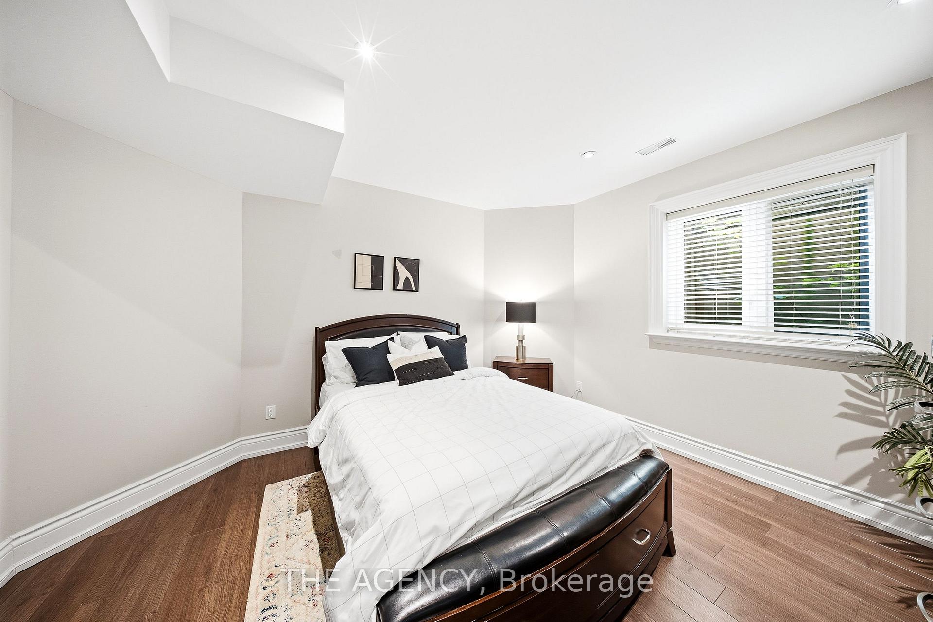 Photo 33 of 1098 Lakeshore Road W, Oakville, Southwest — HOMEH