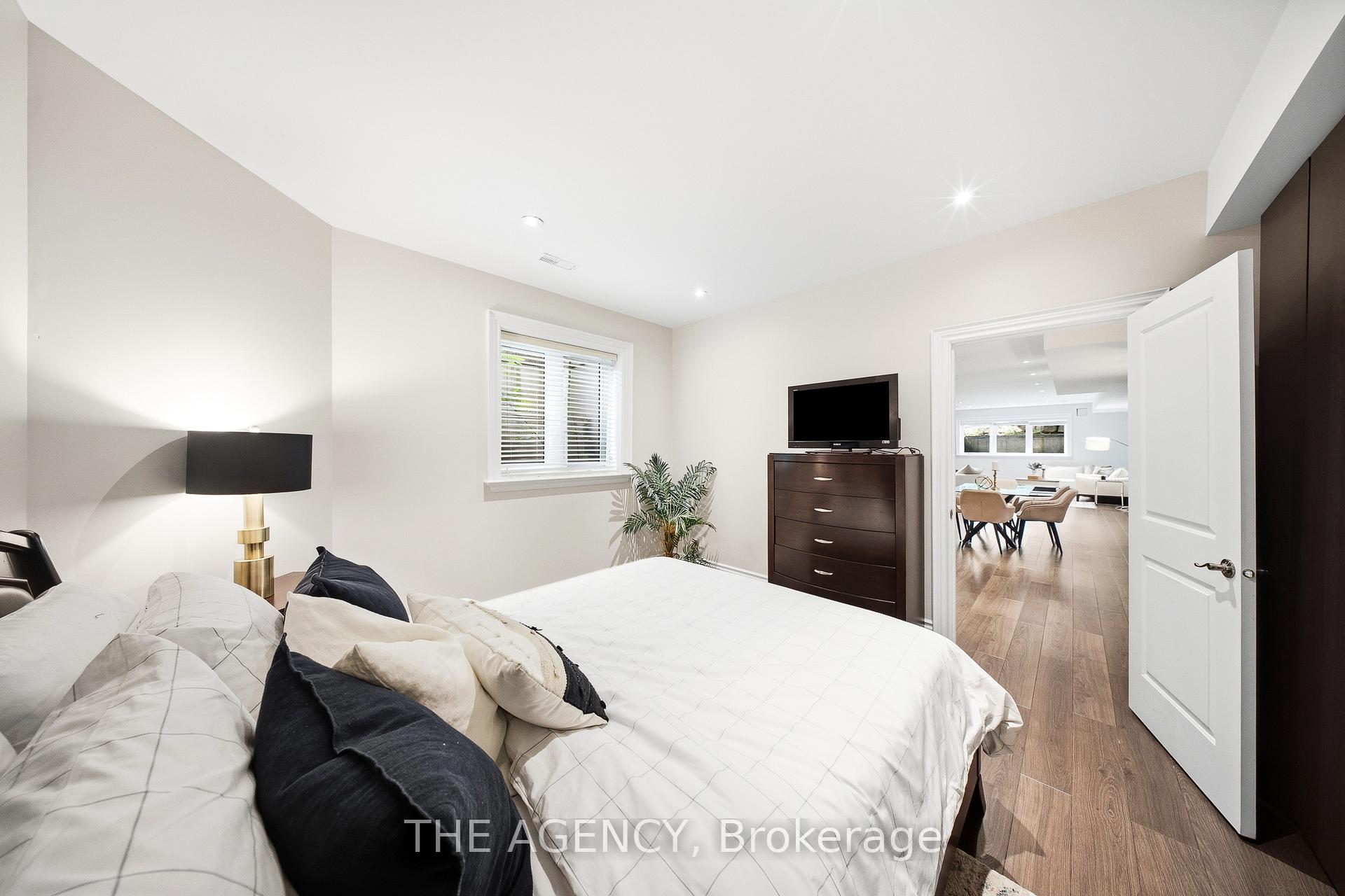 Photo 34 of 1098 Lakeshore Road W, Oakville, Southwest — HOMEH