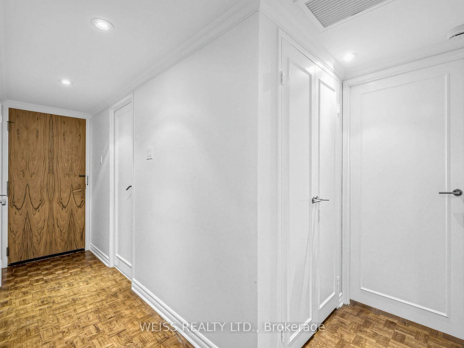 Photo 4 of Unit 903, 63 St. Clair Avenue W, Toronto, Yonge-St. Clair — HOMEH