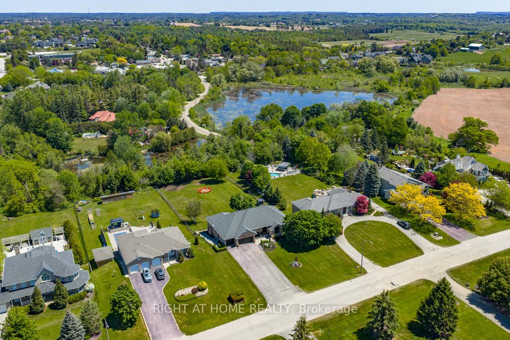 Photo 4 of 11 Settlers Court, Puslinch, Morriston — HOMEH