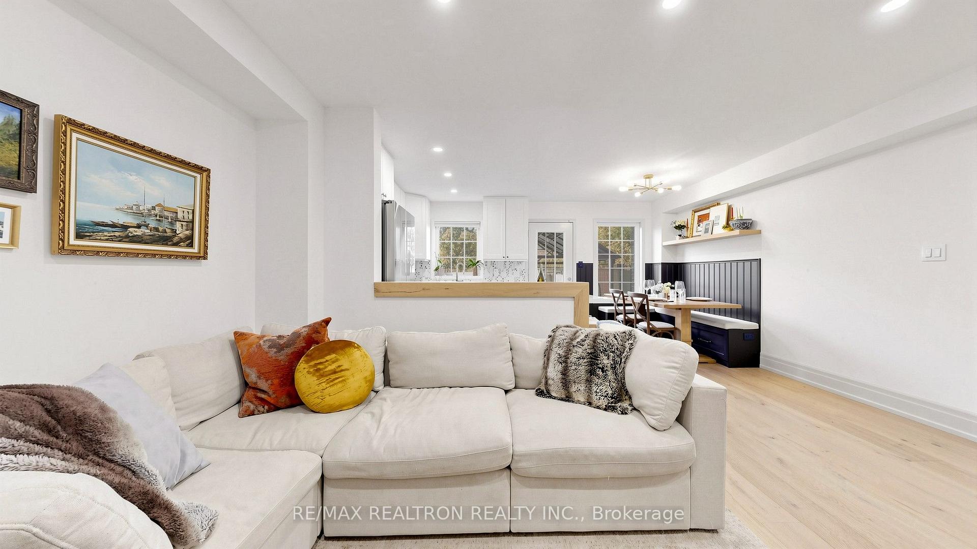 Photo 4 of 22 Coranto Way, Vaughan, Vellore Village — HOMEH