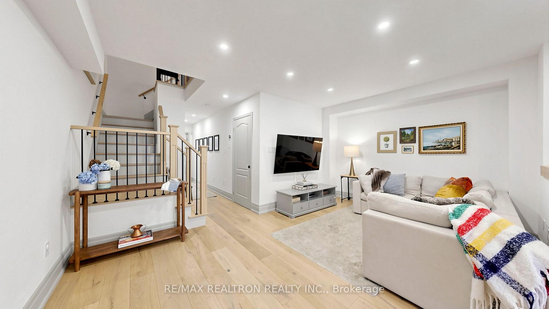 Photo 6 of 22 Coranto Way, Vaughan, Vellore Village — HOMEH