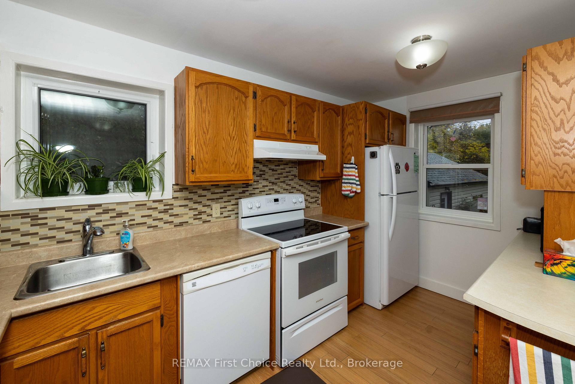 Photo 4 of 226 Balmoral Street, Thunder Bay, McKeller Park — HOMEH
