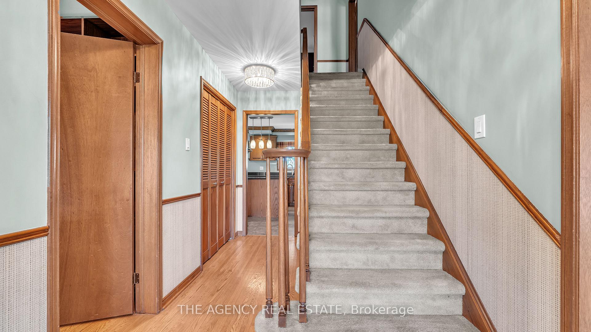 Photo 3 of 32 Glenview Crescent, London, North H — HOMEH