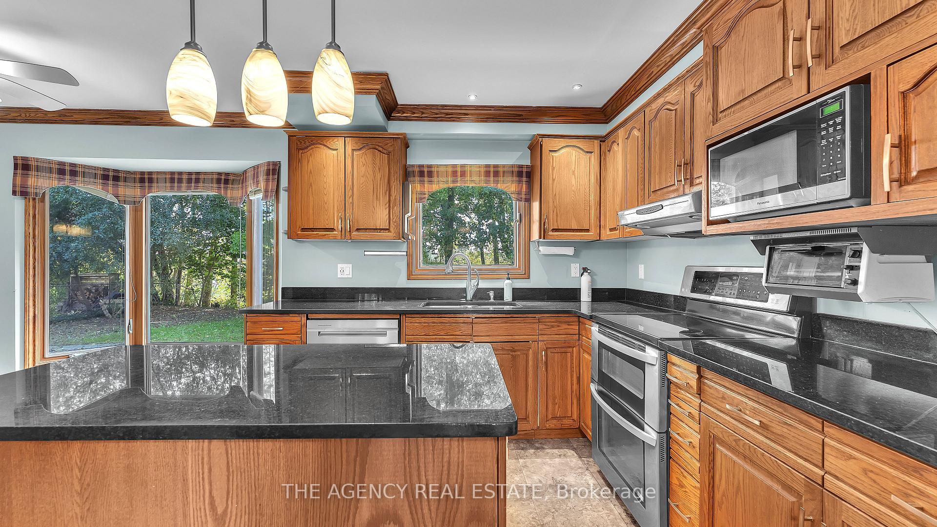 Photo 7 of 32 Glenview Crescent, London, North H — HOMEH