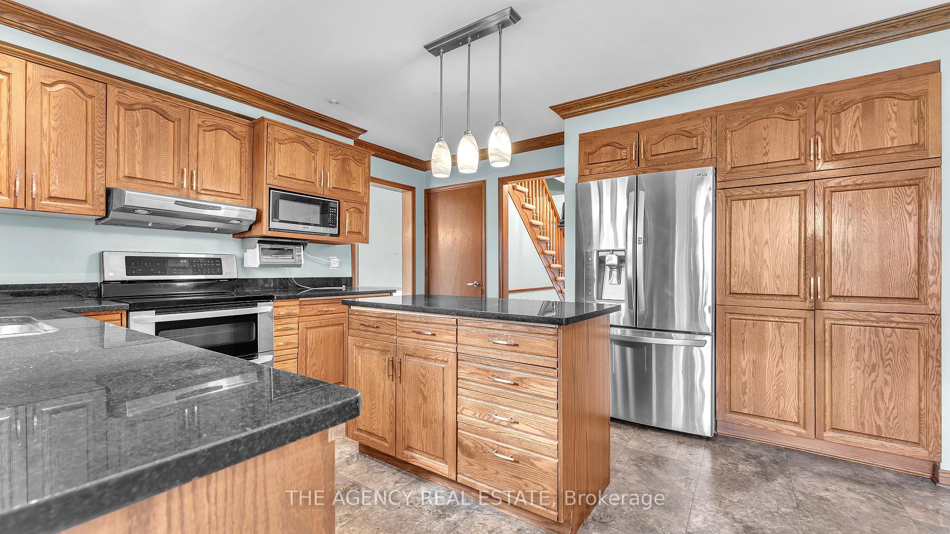 Photo 11 of 32 Glenview Crescent, London, North H — HOMEH