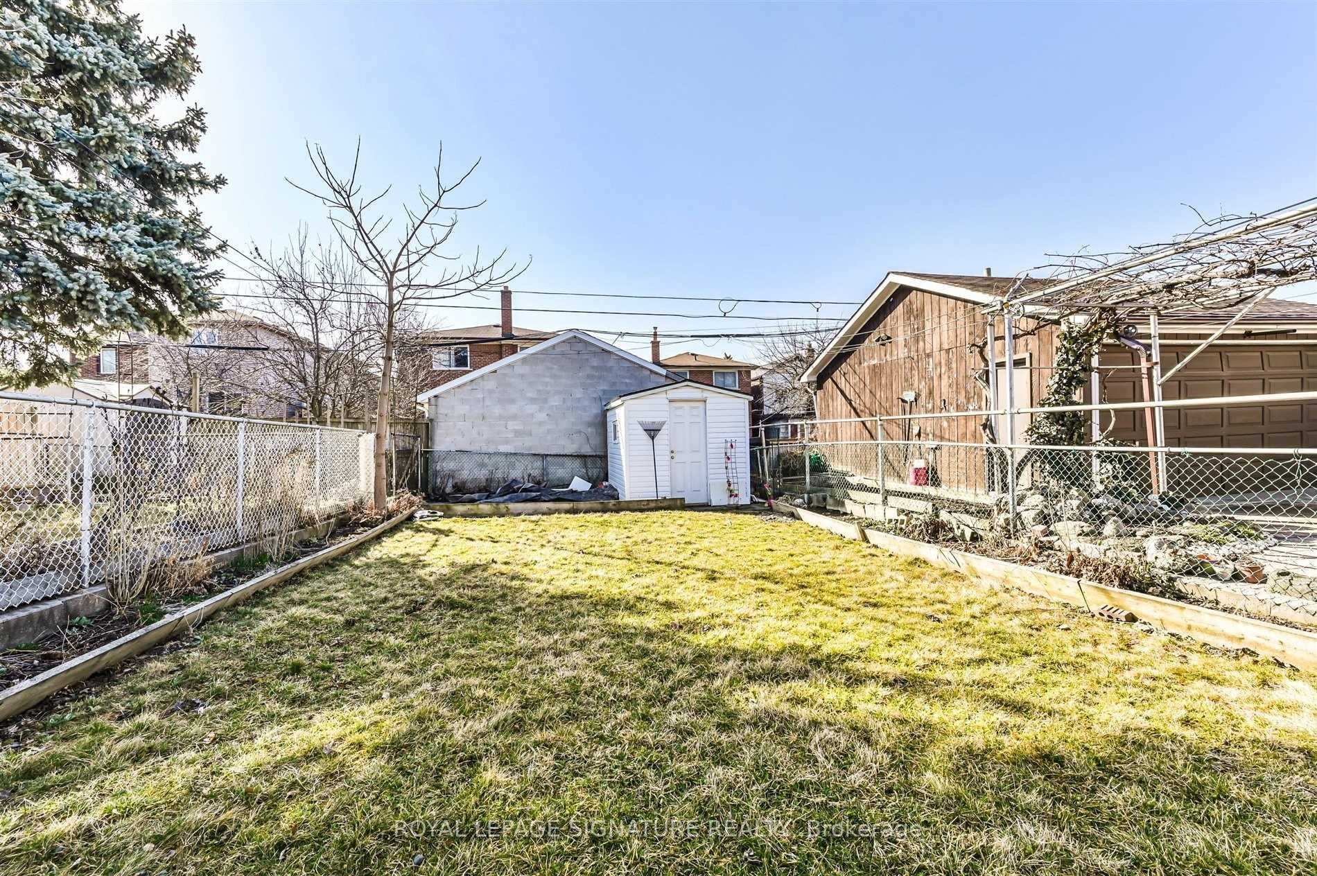 Photo 18 of Unit Lower, 147 Gloucester Grove, Toronto, Oakwood Village — HOMEH