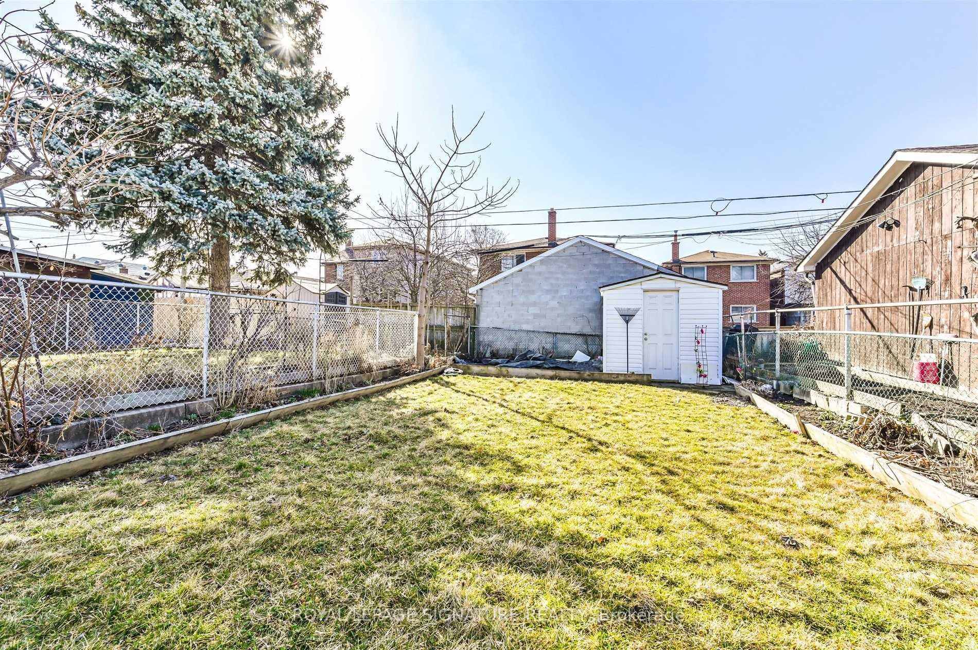 Photo 19 of Unit Lower, 147 Gloucester Grove, Toronto, Oakwood Village — HOMEH