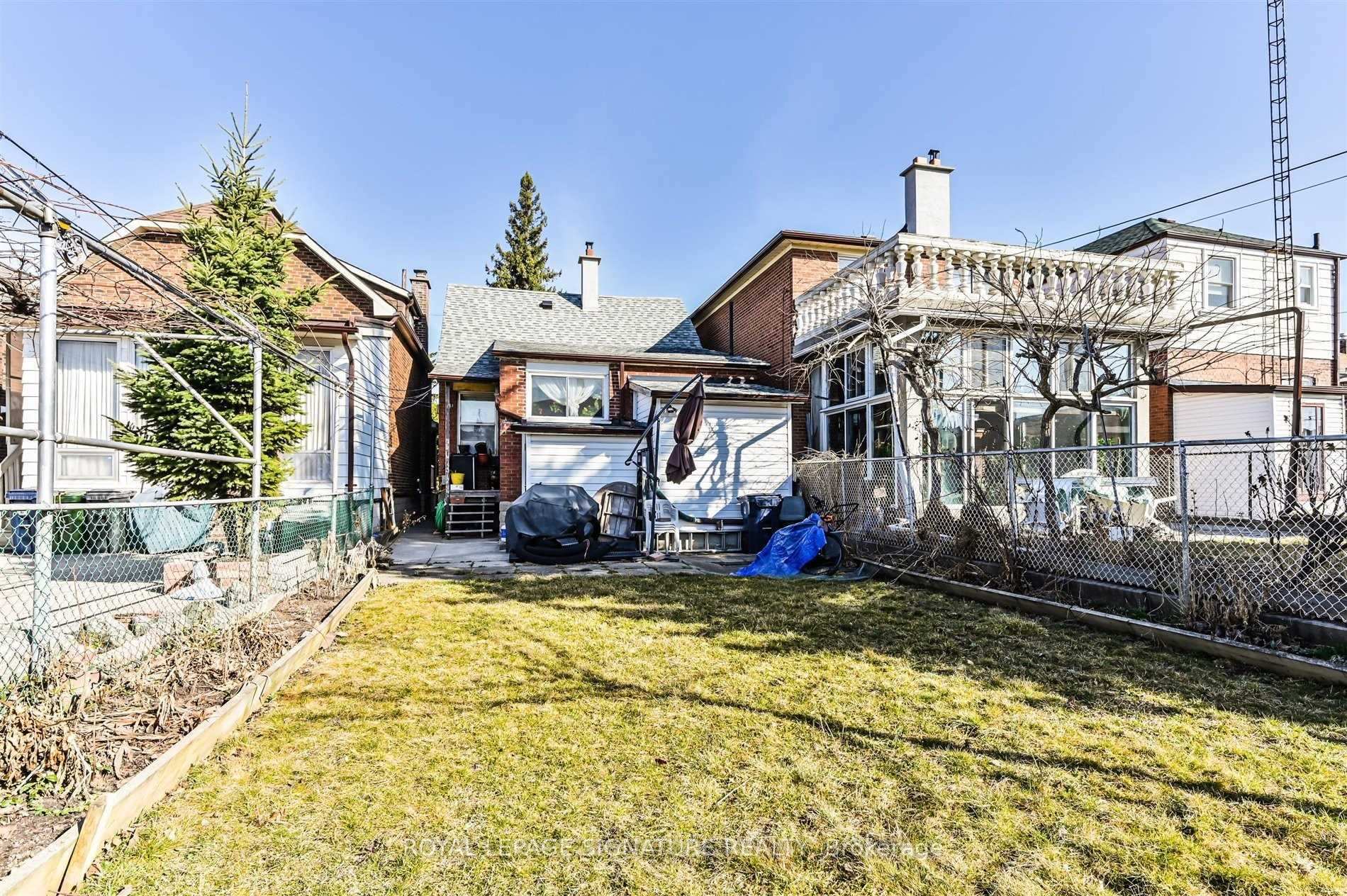 Photo 21 of Unit Lower, 147 Gloucester Grove, Toronto, Oakwood Village — HOMEH