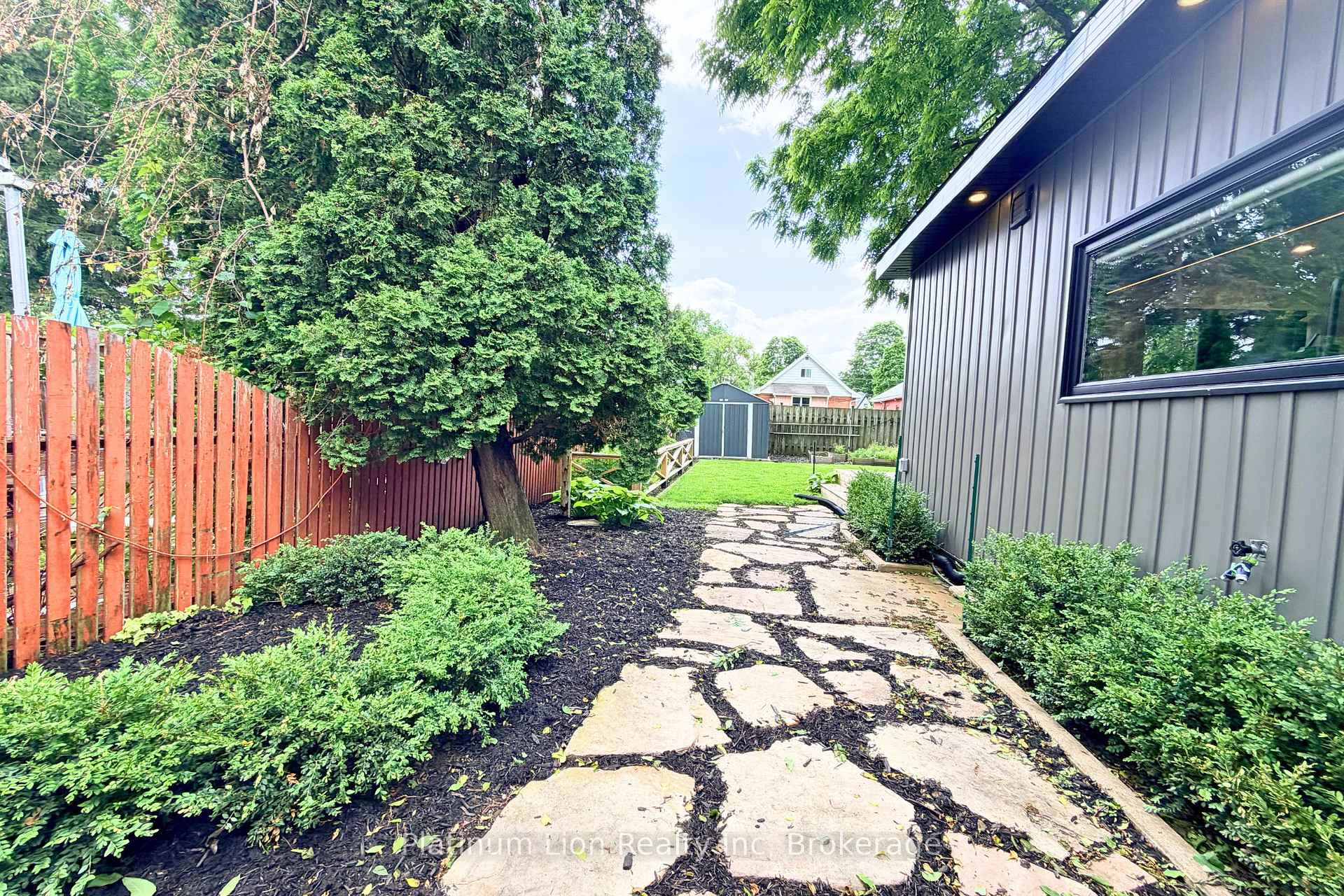 Photo 23 of 42 1/2 Strathcona Avenue, Brantford, Eagle Place West — HOMEH