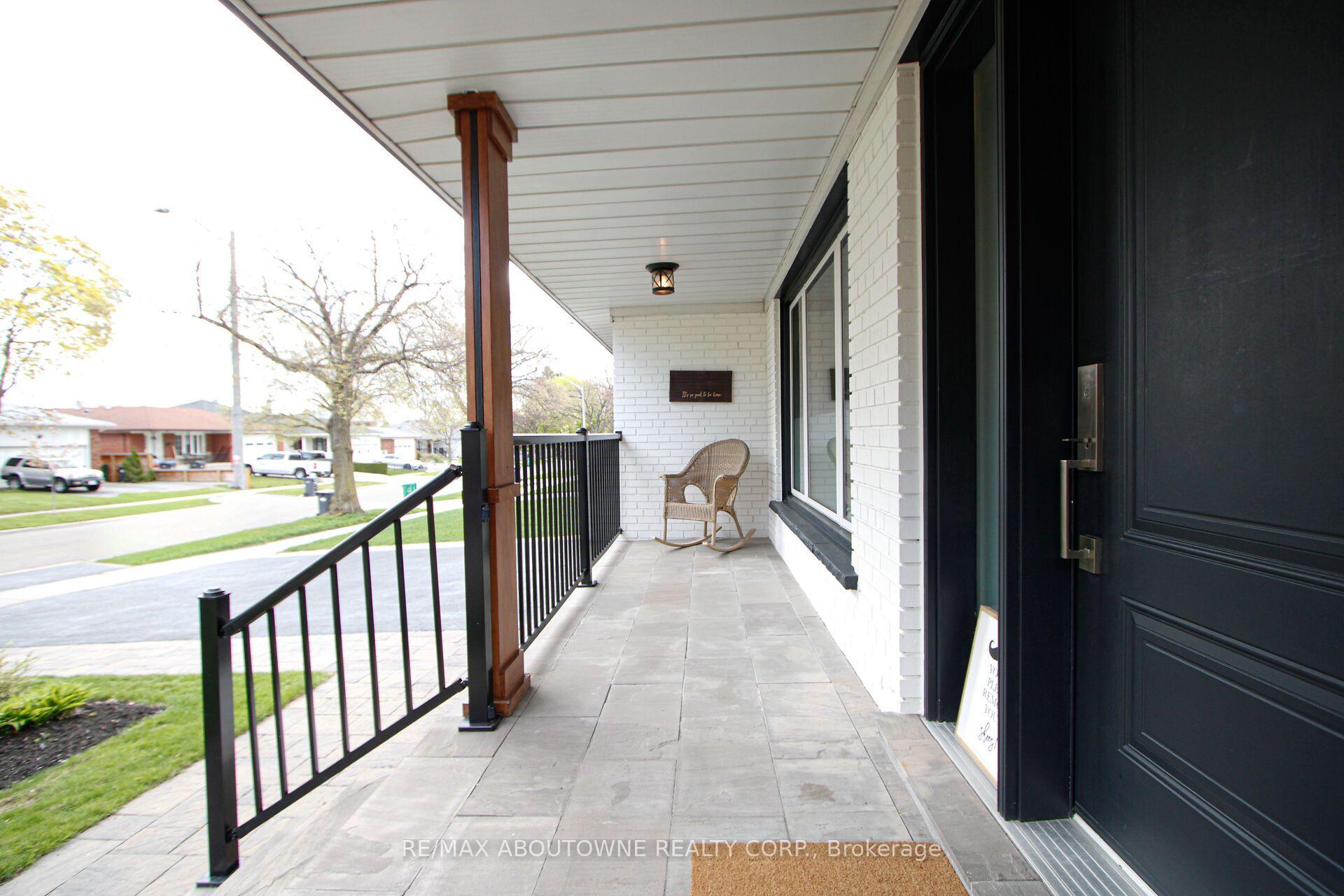 Photo 2 of 3302 Cardross Road, Mississauga, Applewood — HOMEH