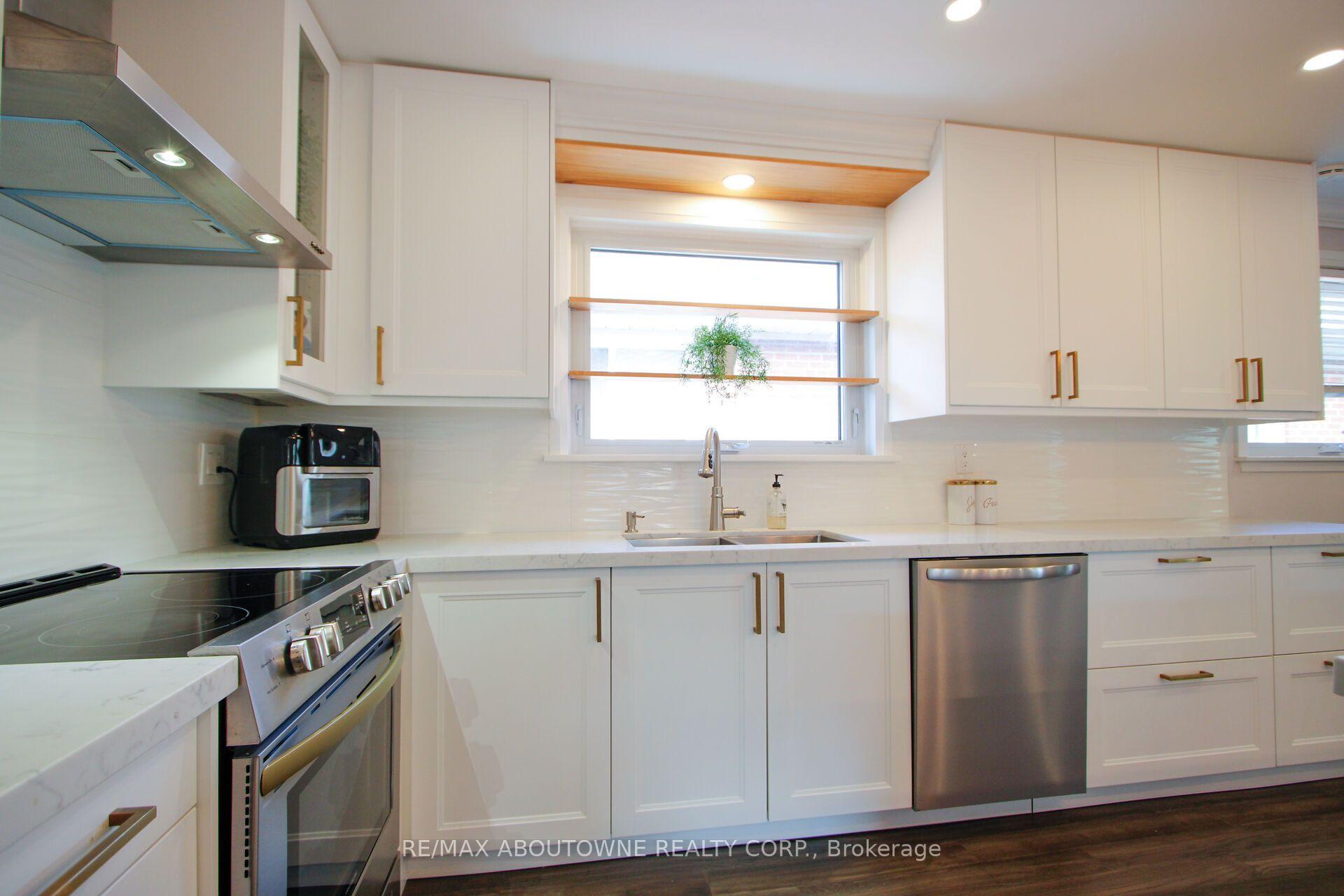 Photo 3 of 3302 Cardross Road, Mississauga, Applewood — HOMEH