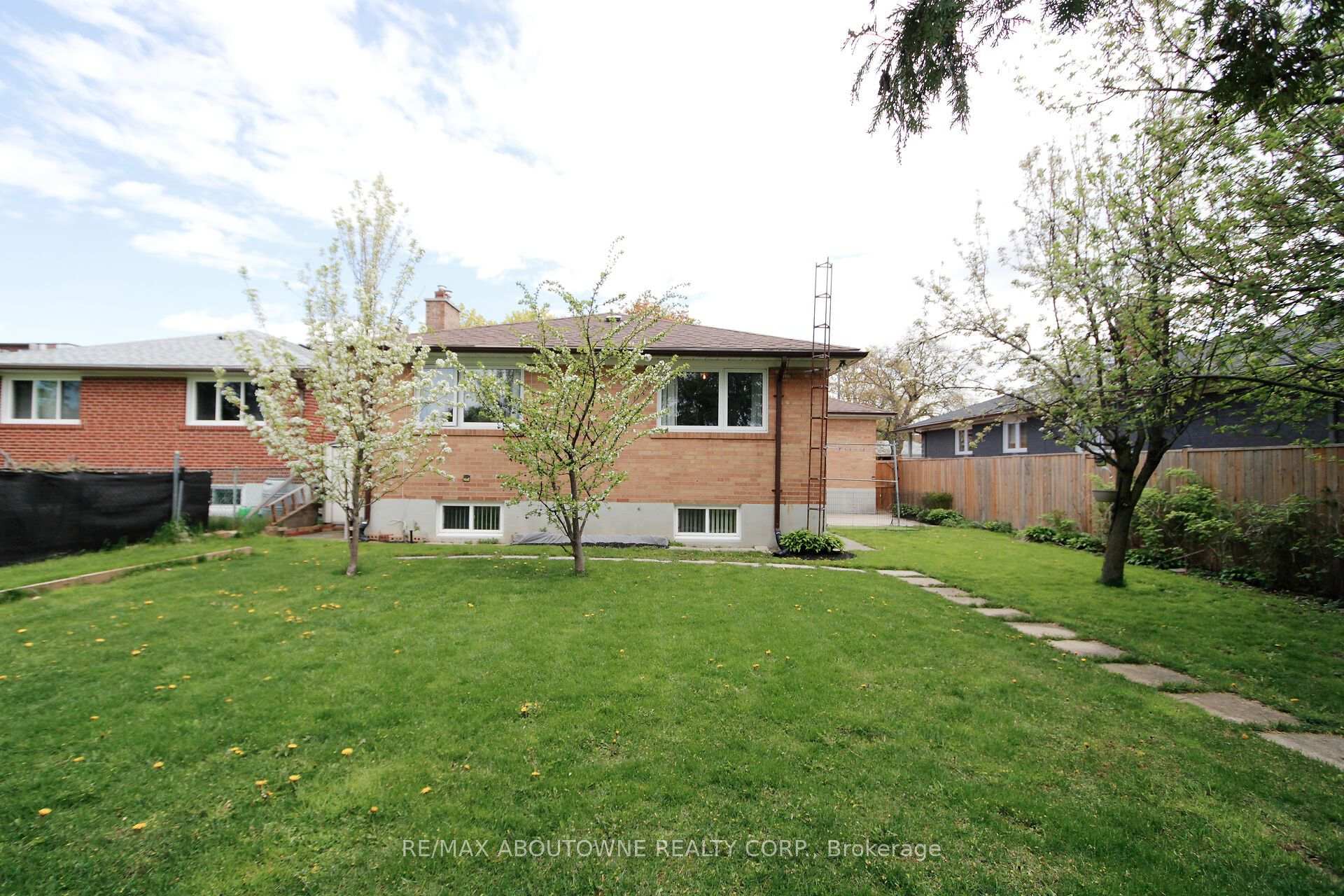 Photo 37 of 3302 Cardross Road, Mississauga, Applewood — HOMEH