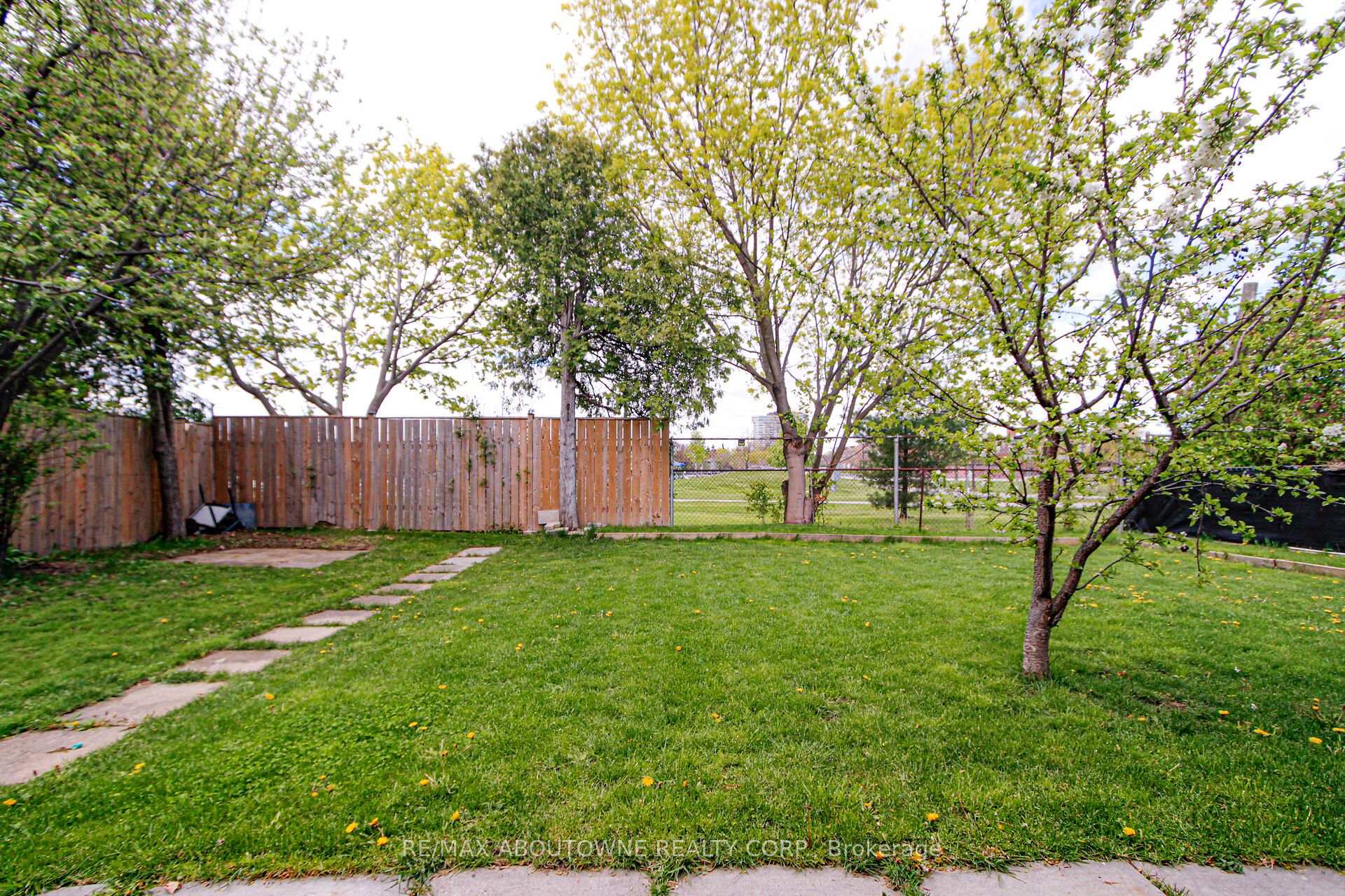 Photo 38 of 3302 Cardross Road, Mississauga, Applewood — HOMEH