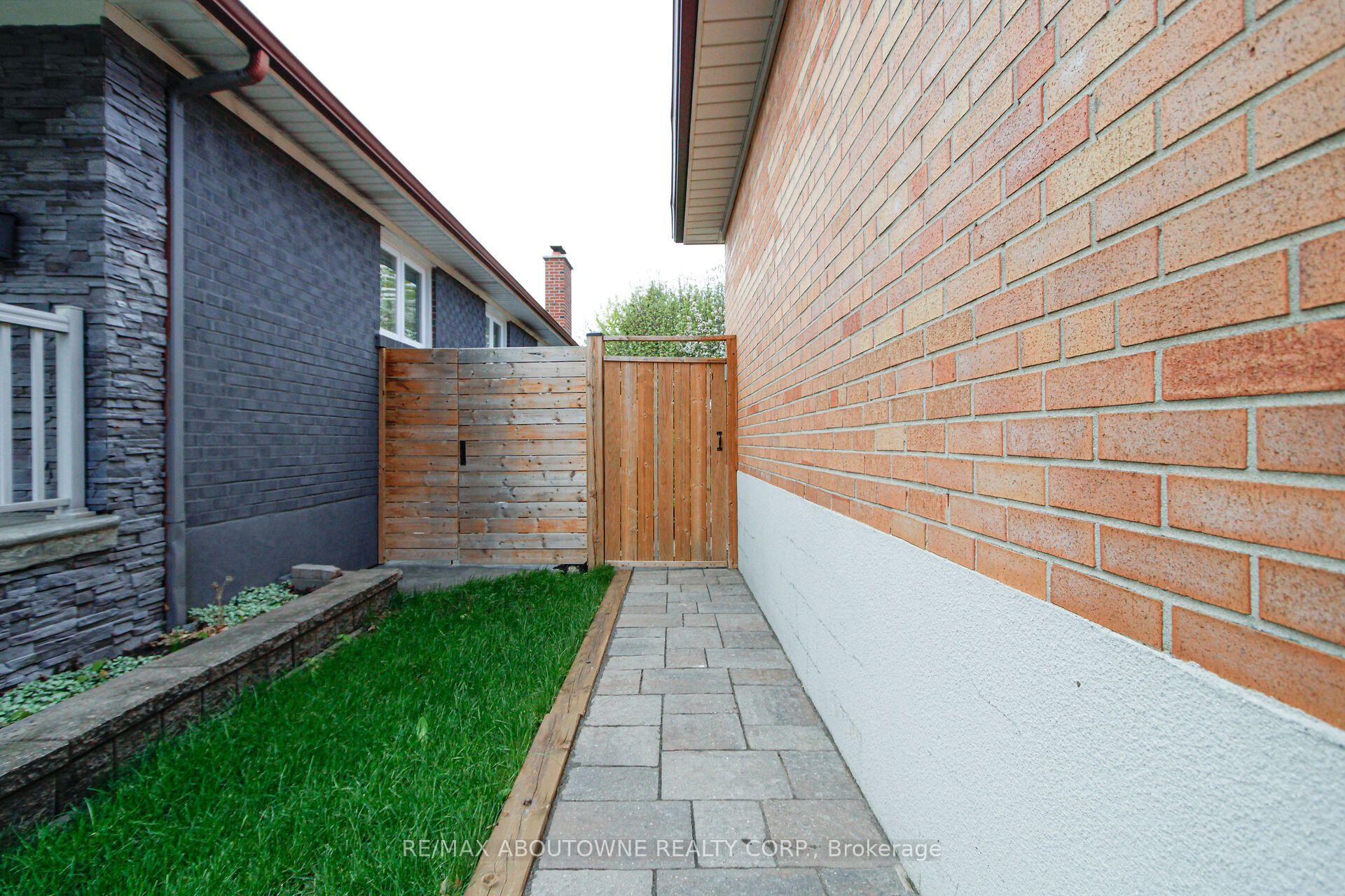 Photo 39 of 3302 Cardross Road, Mississauga, Applewood — HOMEH