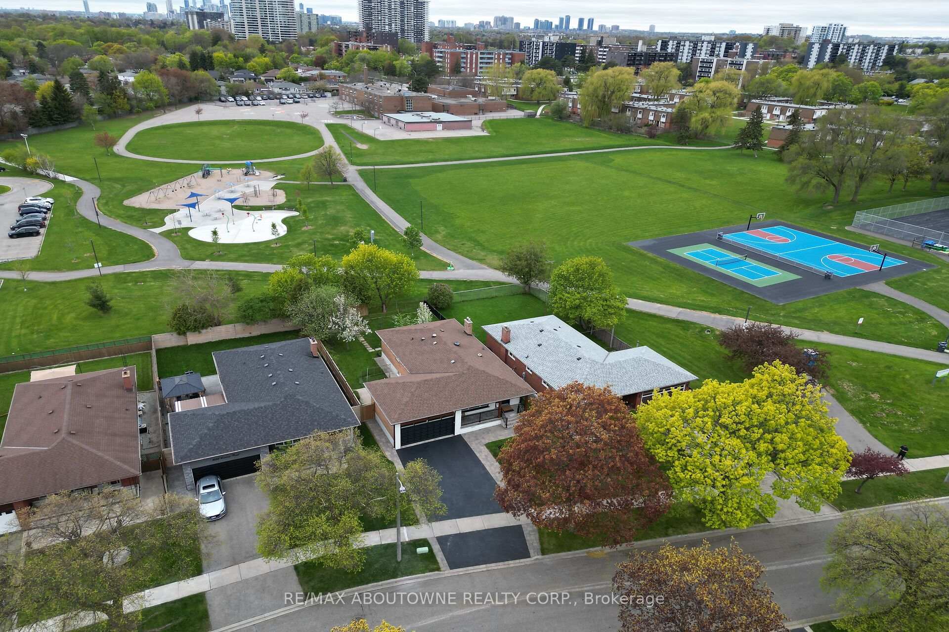 Photo 43 of 3302 Cardross Road, Mississauga, Applewood — HOMEH