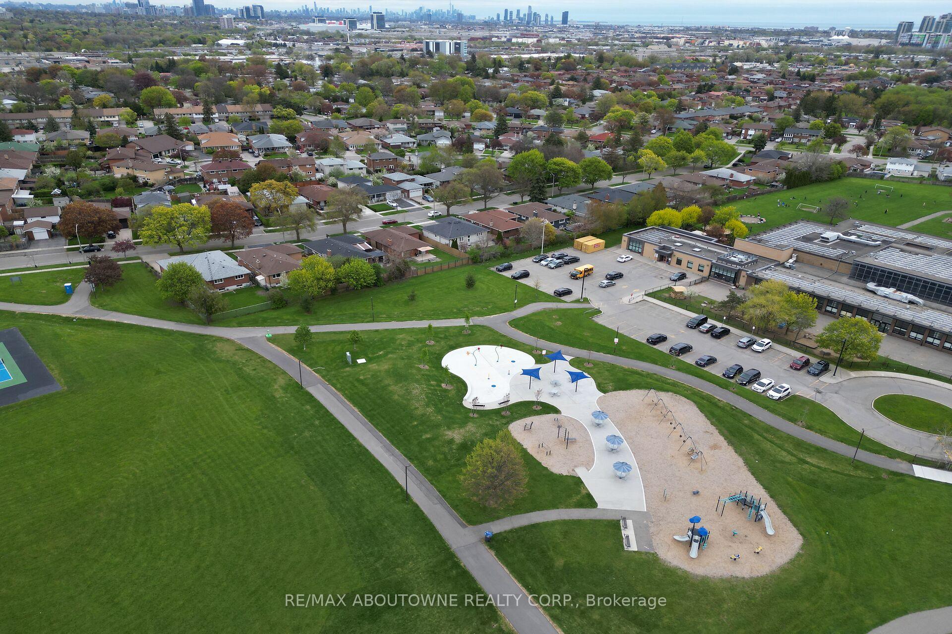 Photo 45 of 3302 Cardross Road, Mississauga, Applewood — HOMEH