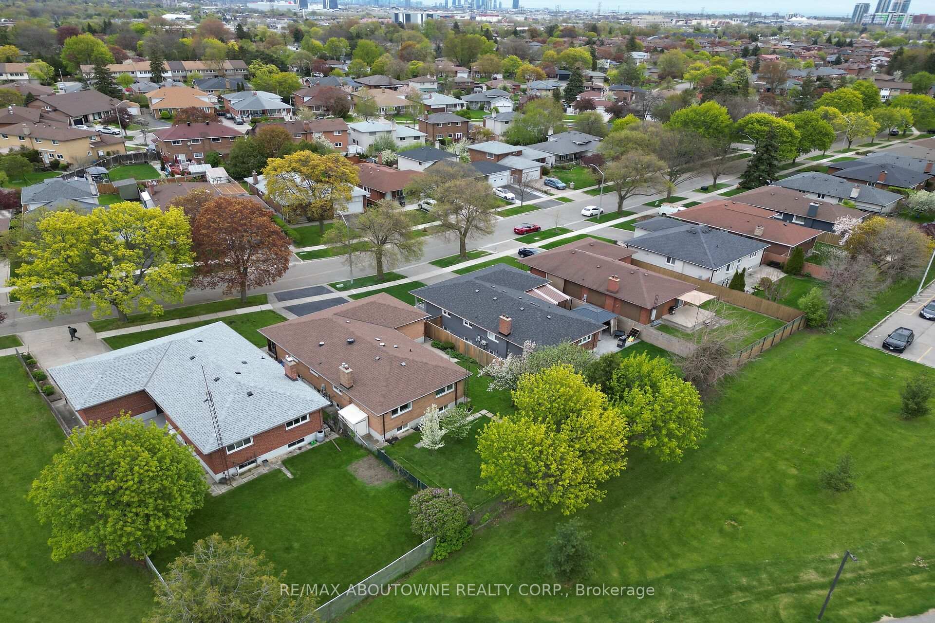 Photo 46 of 3302 Cardross Road, Mississauga, Applewood — HOMEH
