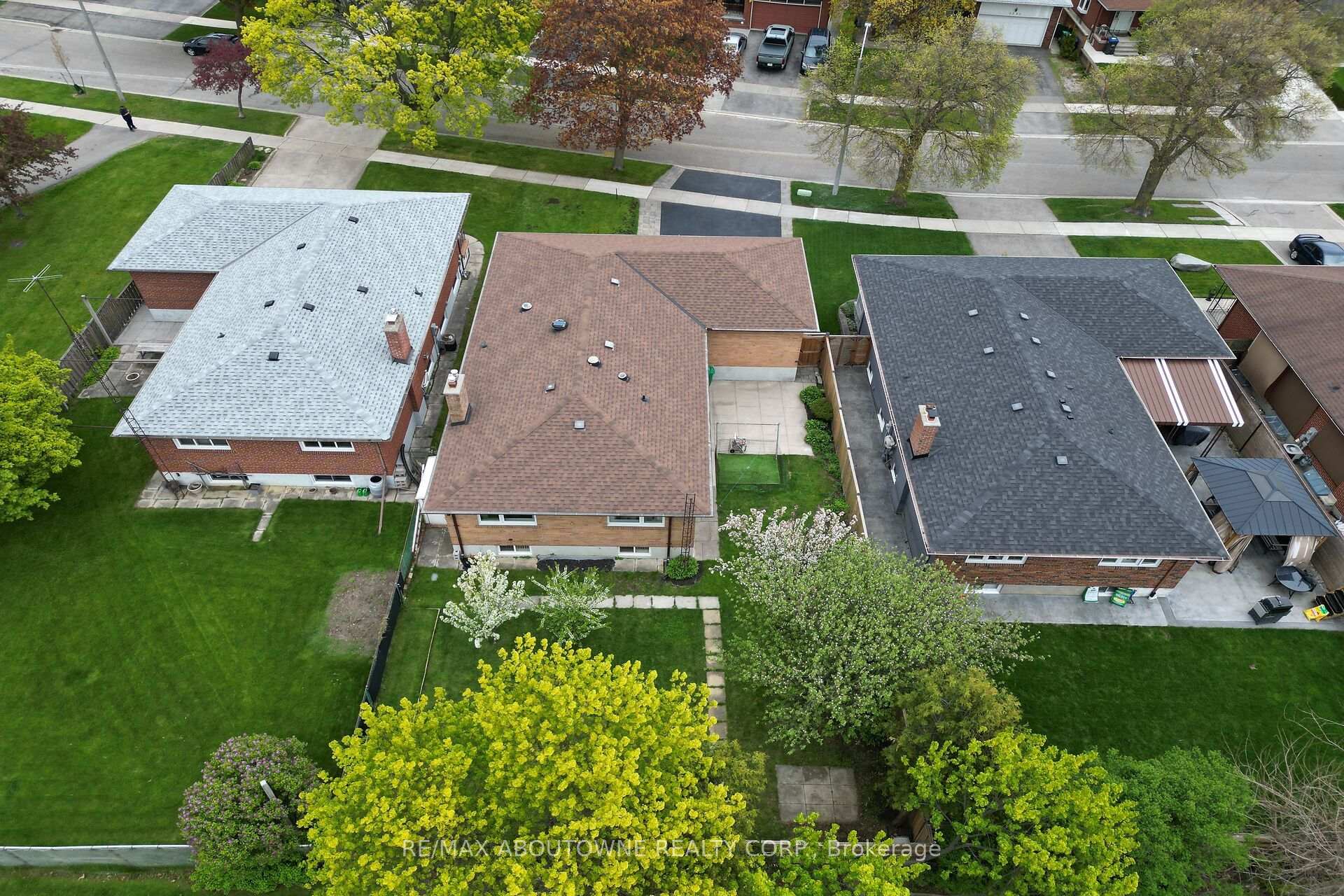 Photo 48 of 3302 Cardross Road, Mississauga, Applewood — HOMEH