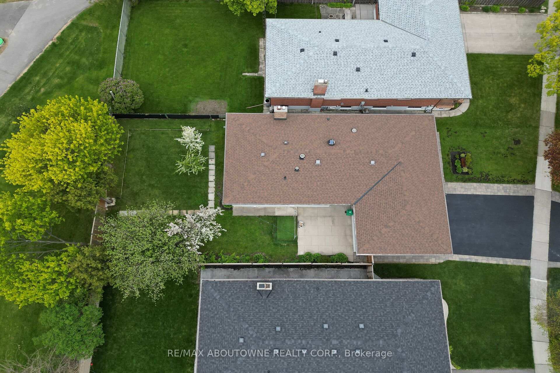 Photo 49 of 3302 Cardross Road, Mississauga, Applewood — HOMEH