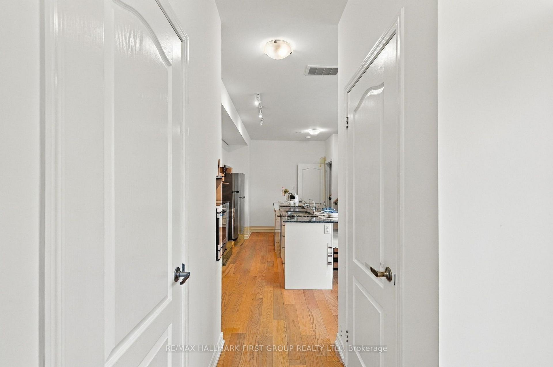 Photo 4 of Unit 33, 9 Clintwood Gate, North York, Parkwoods-Donalda — HOMEH