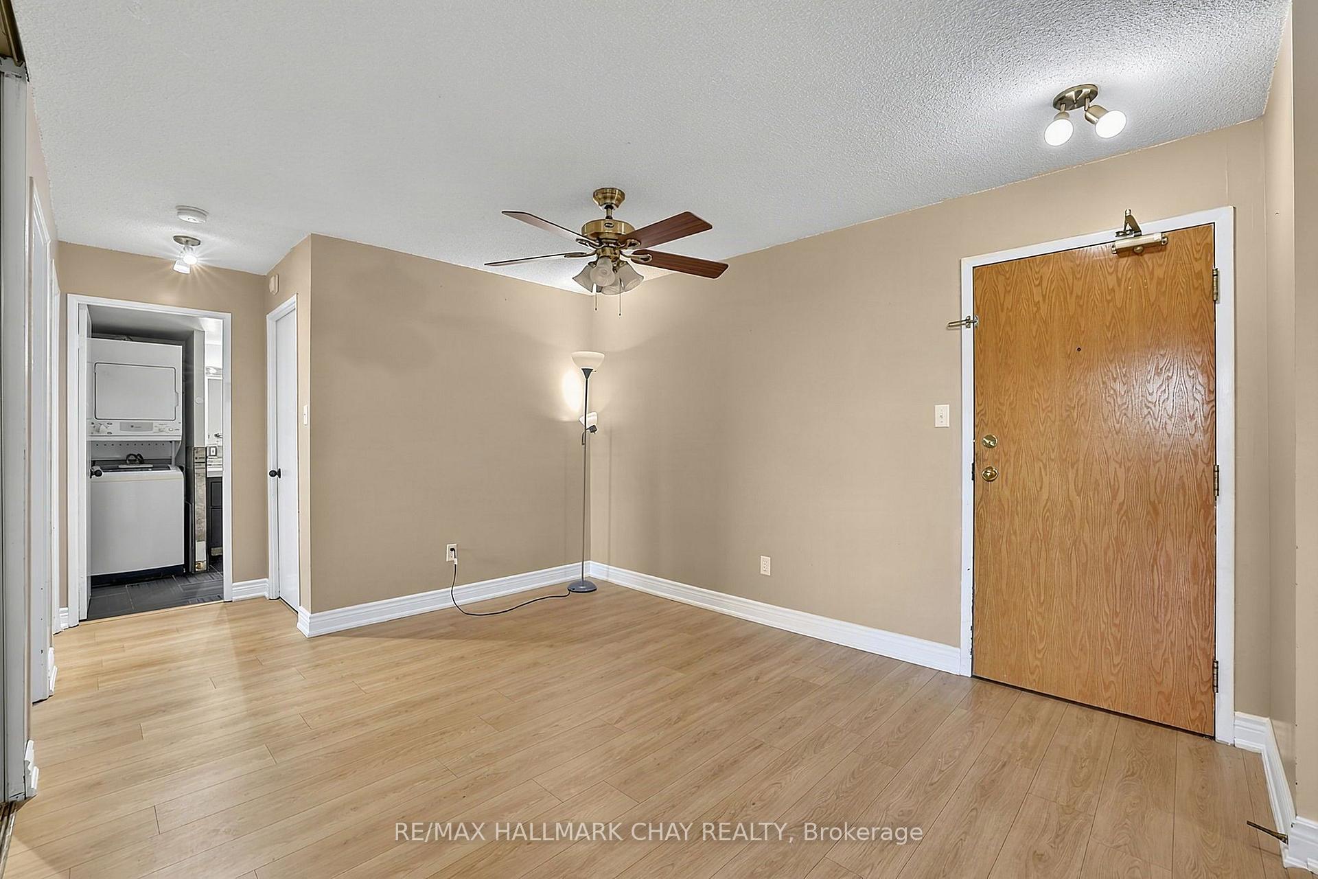 Photo 3 of Unit 705, 326 Major Mackenzie Drive E, Richmond Hill, Crosby — HOMEH