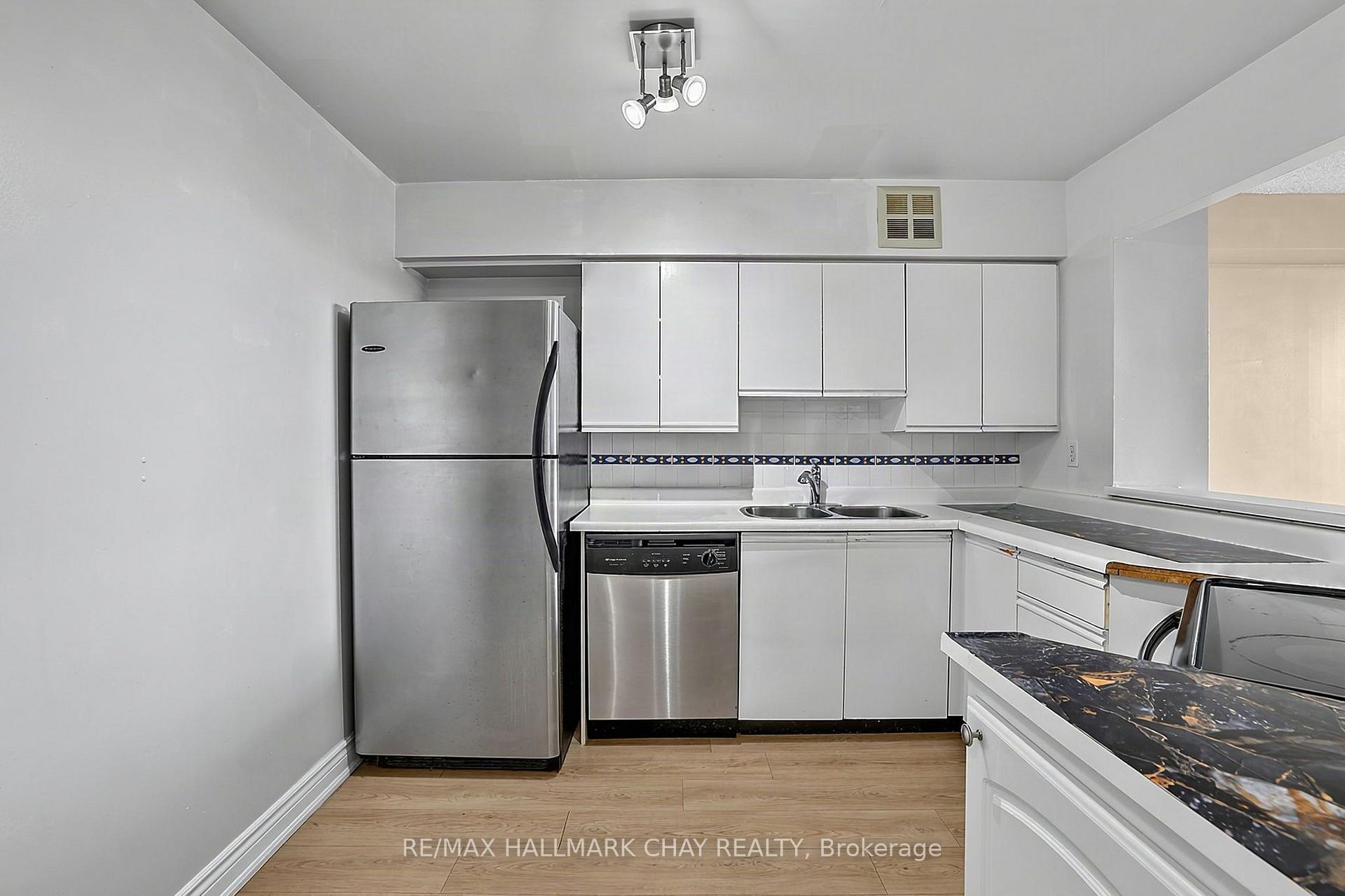 Photo 4 of Unit 705, 326 Major Mackenzie Drive E, Richmond Hill, Crosby — HOMEH