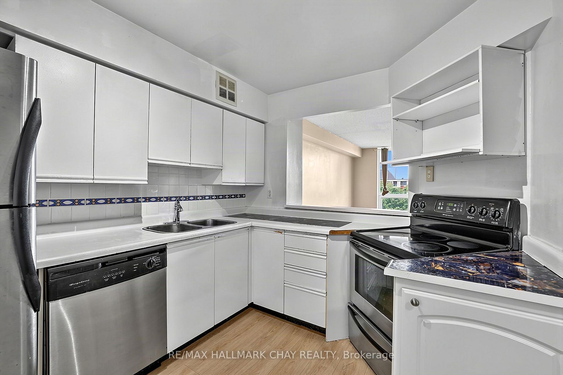 Photo 5 of Unit 705, 326 Major Mackenzie Drive E, Richmond Hill, Crosby — HOMEH