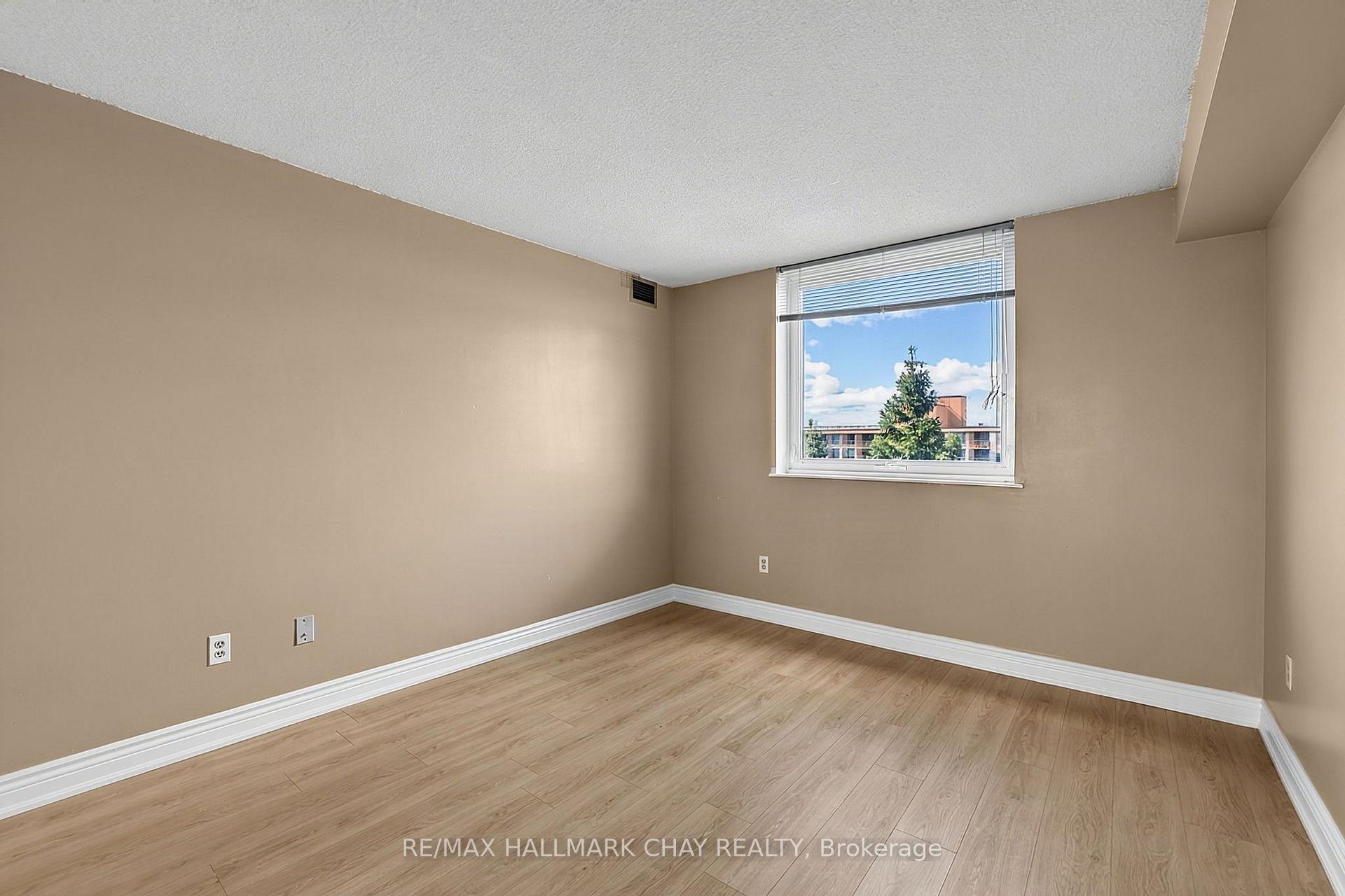 Photo 6 of Unit 705, 326 Major Mackenzie Drive E, Richmond Hill, Crosby — HOMEH