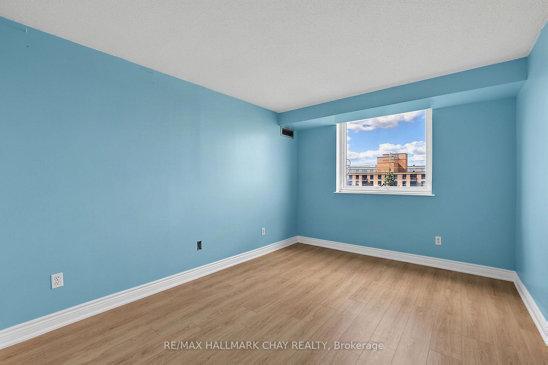 Photo 7 of Unit 705, 326 Major Mackenzie Drive E, Richmond Hill, Crosby — HOMEH
