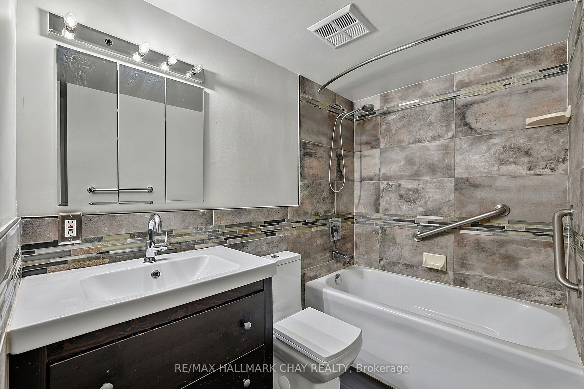 Photo 8 of Unit 705, 326 Major Mackenzie Drive E, Richmond Hill, Crosby — HOMEH