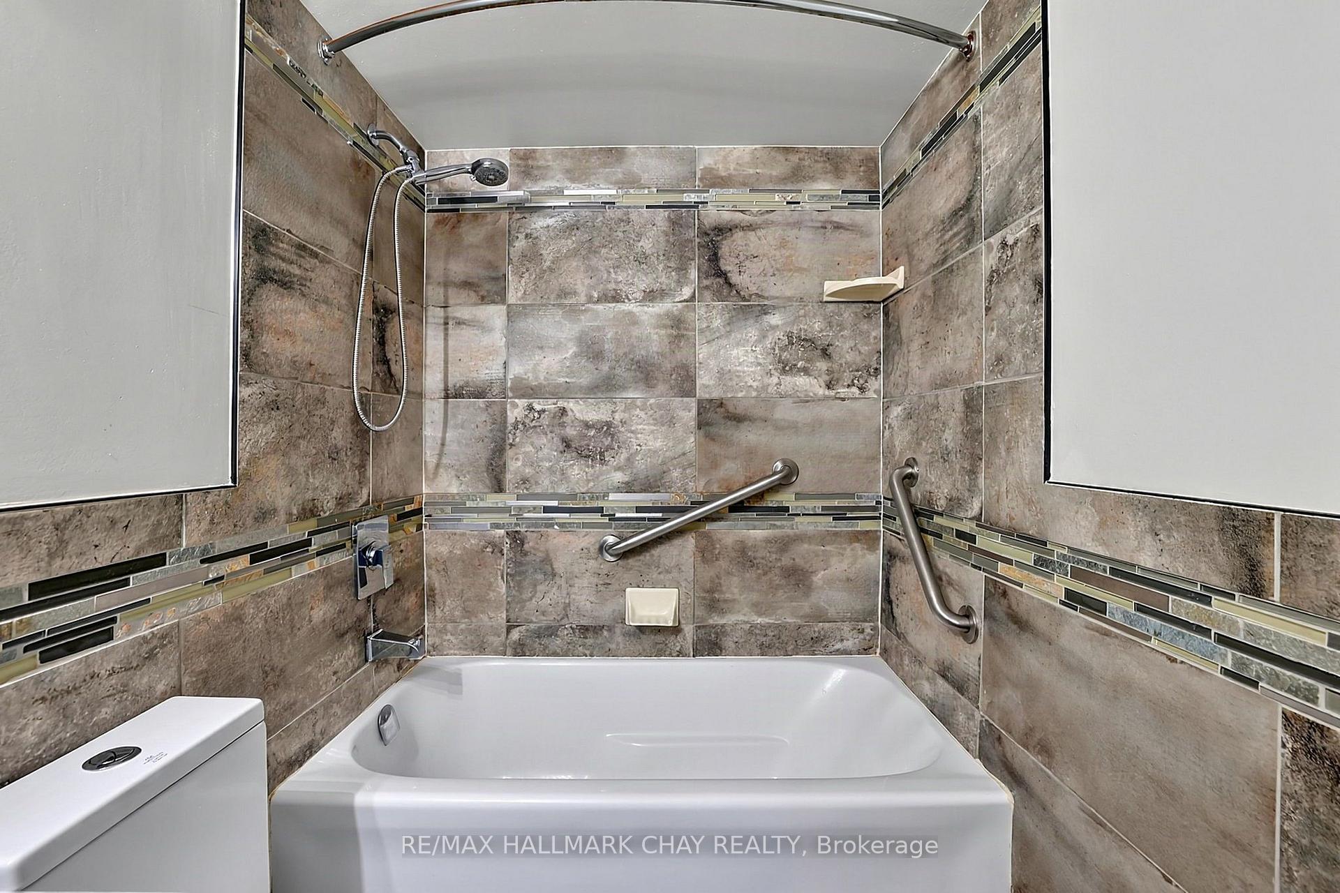 Photo 9 of Unit 705, 326 Major Mackenzie Drive E, Richmond Hill, Crosby — HOMEH