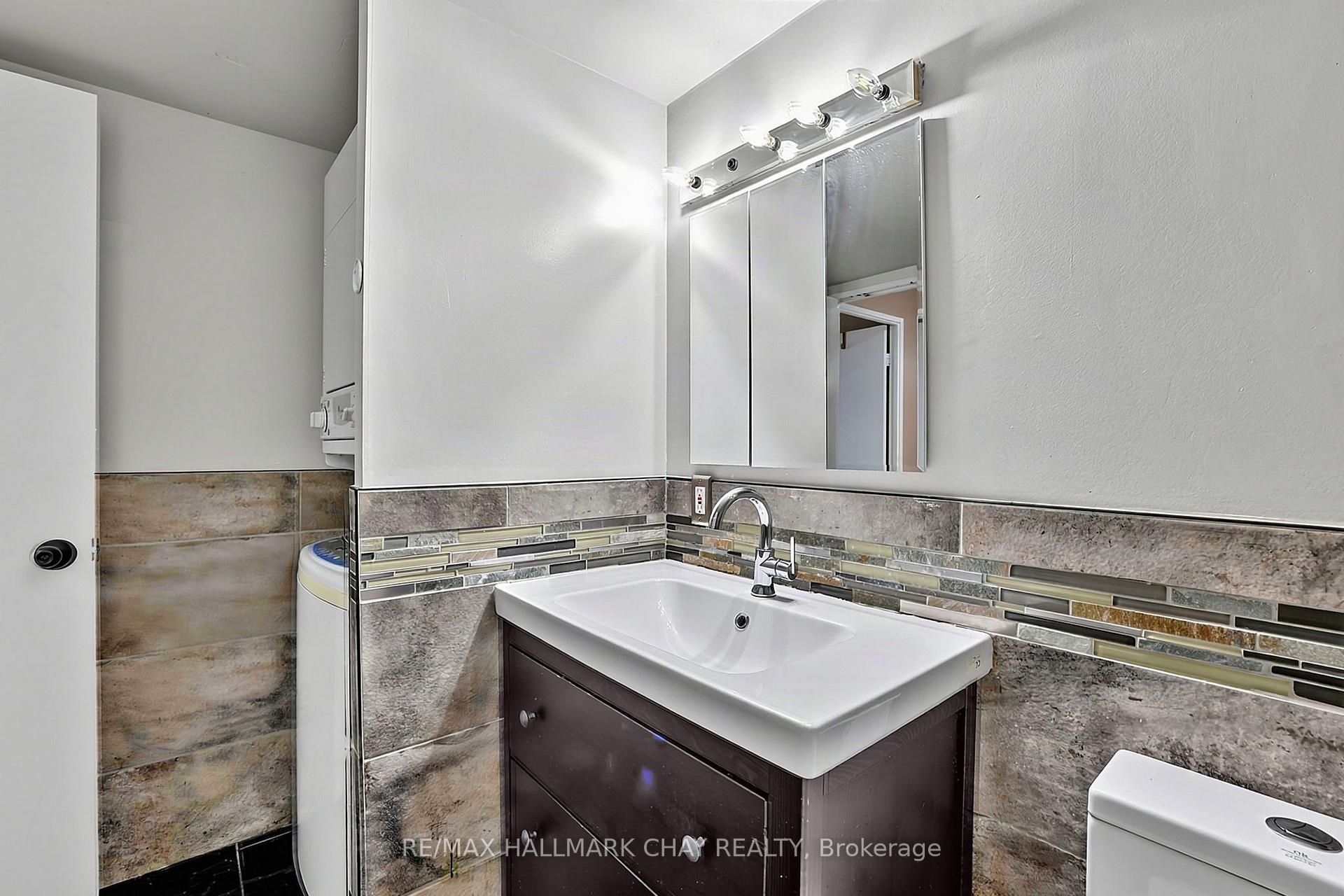 Photo 10 of Unit 705, 326 Major Mackenzie Drive E, Richmond Hill, Crosby — HOMEH
