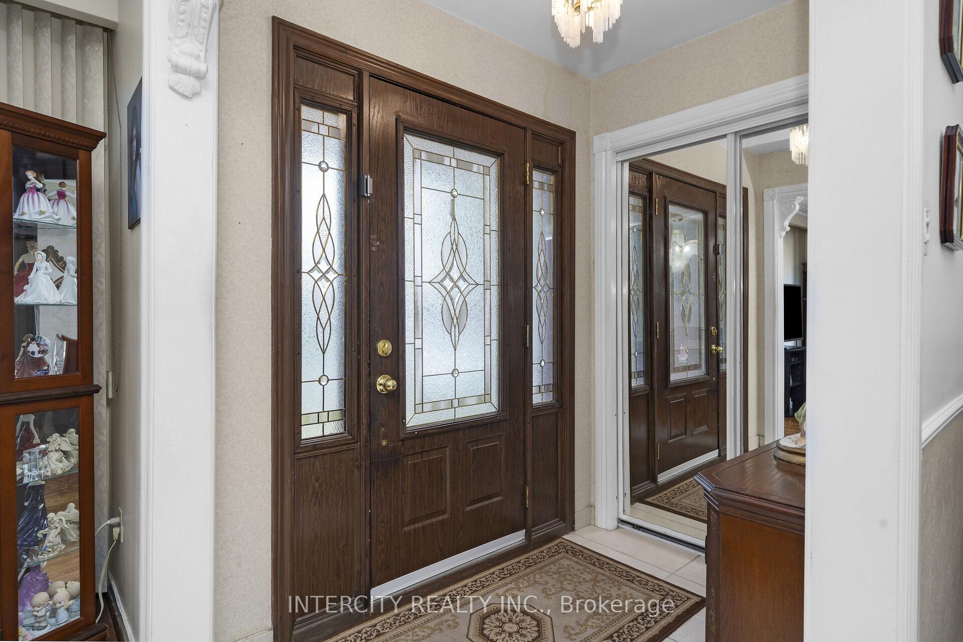 Photo 4 of 7279 Vernor Drive, Mississauga, Malton — HOMEH