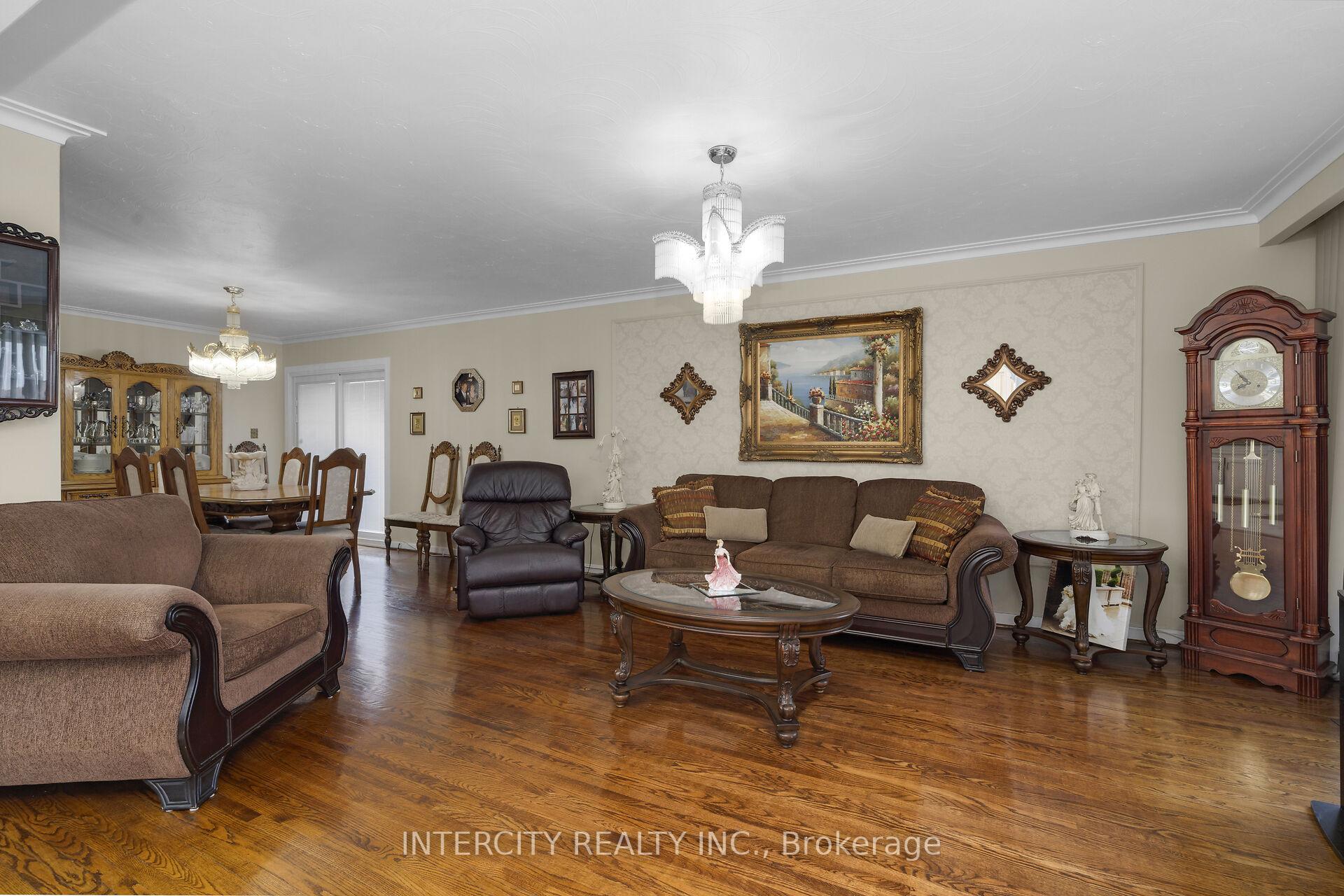 Photo 5 of 7279 Vernor Drive, Mississauga, Malton — HOMEH