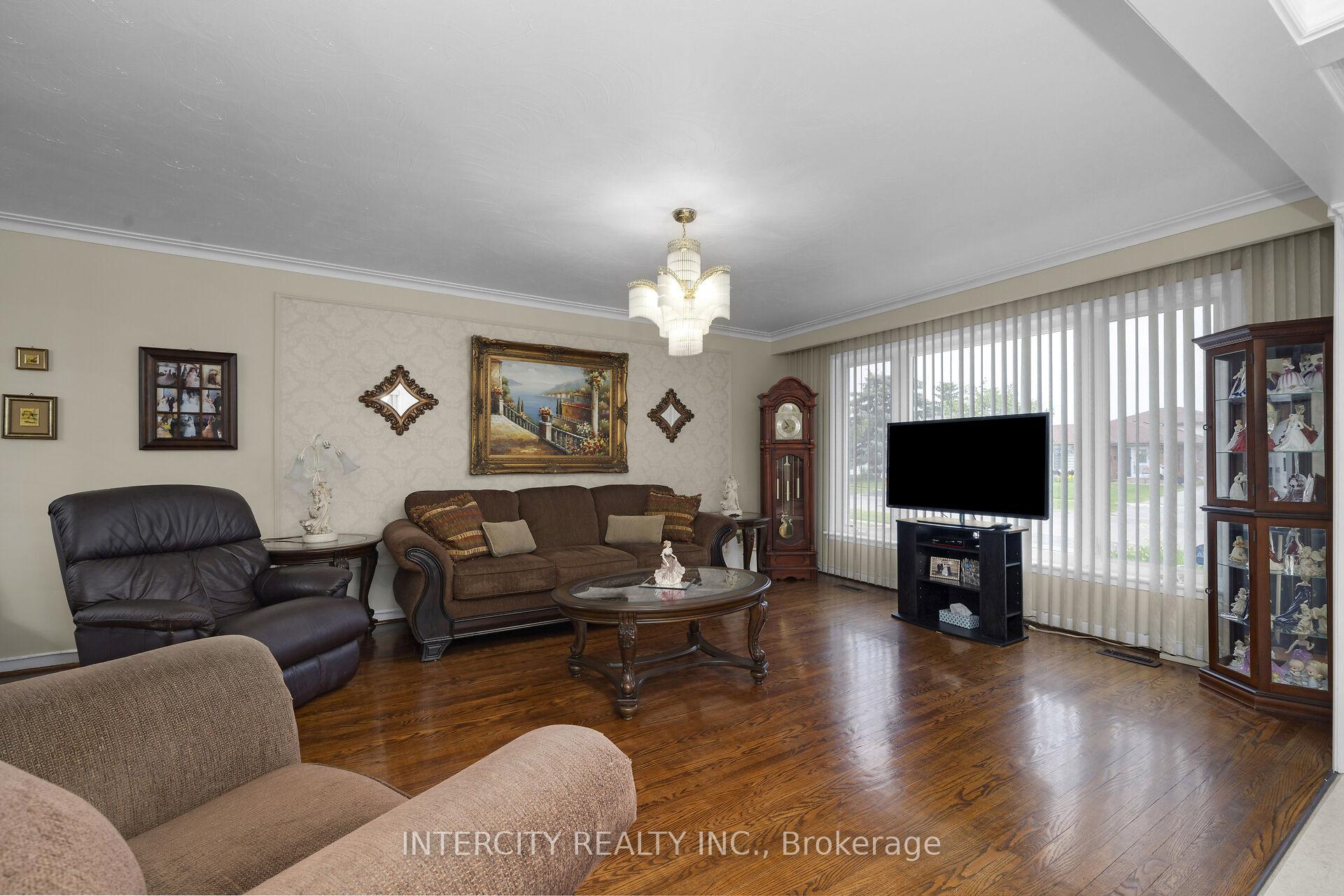 Photo 6 of 7279 Vernor Drive, Mississauga, Malton — HOMEH