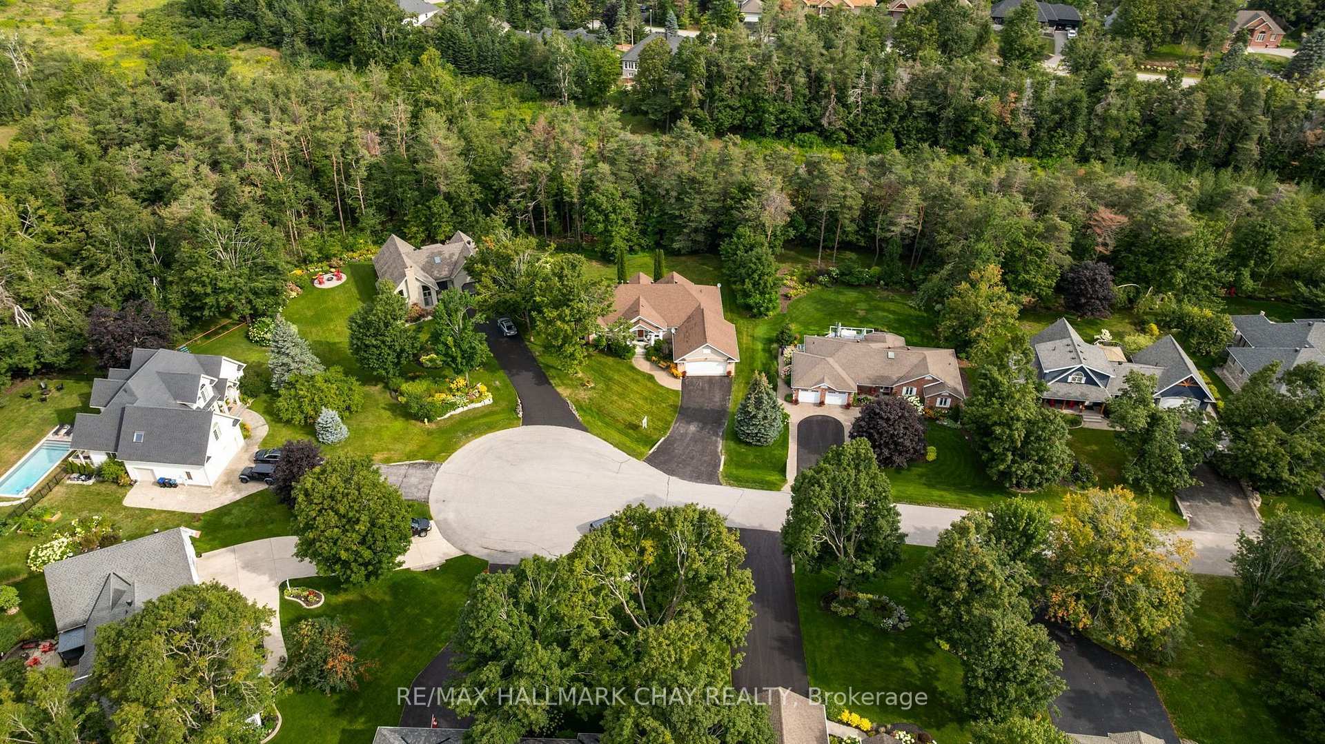 Photo 2 of 16 Chestnut Lane, Oro-Medonte, Horseshoe Valley — HOMEH