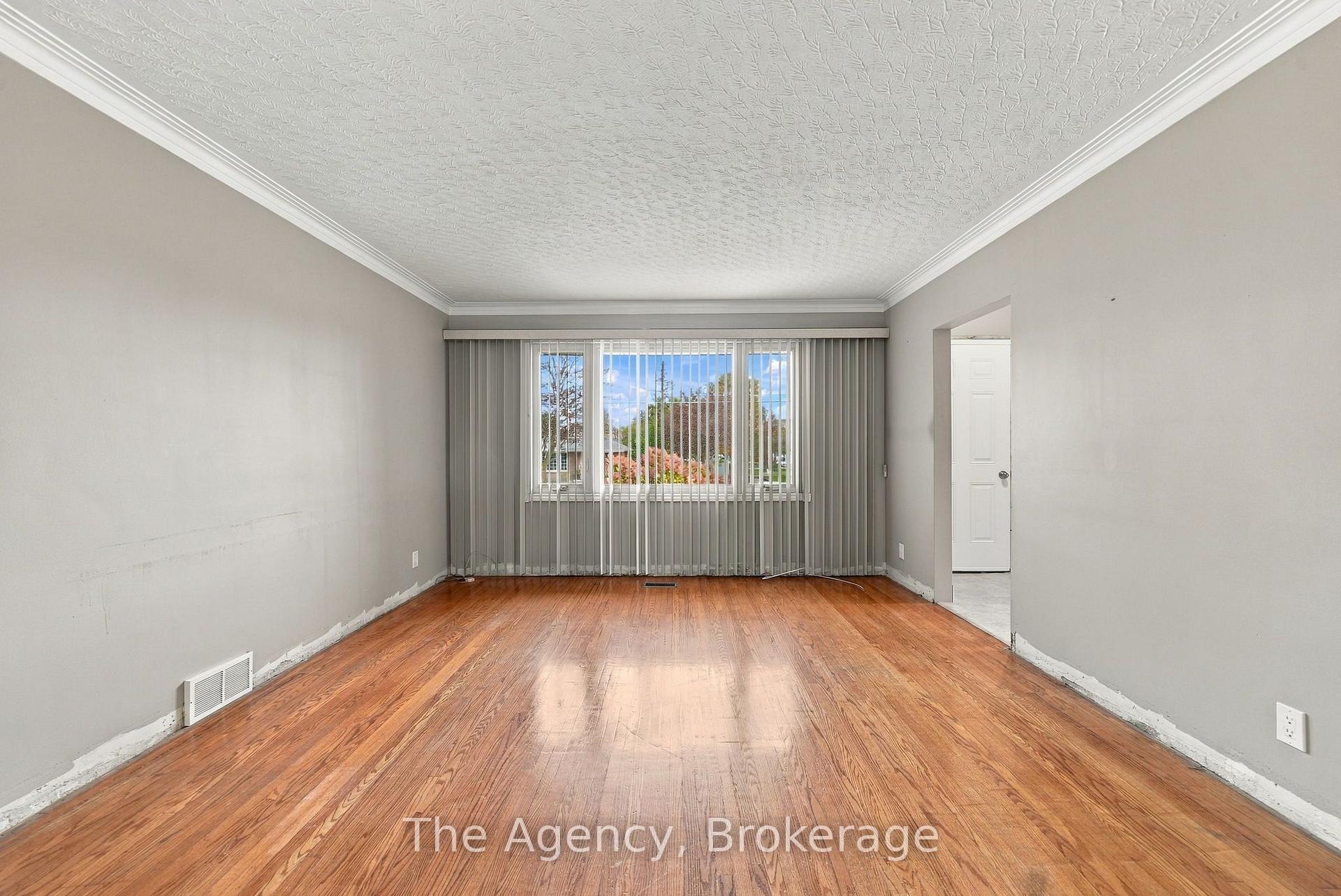 Photo 9 of 374 Nipigon Street, Oshawa, McLaughlin — HOMEH