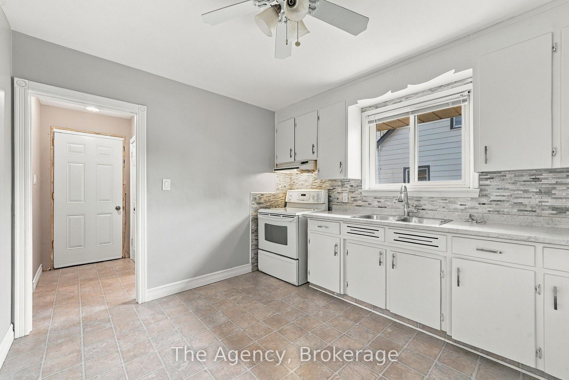 Photo 10 of 374 Nipigon Street, Oshawa, McLaughlin — HOMEH