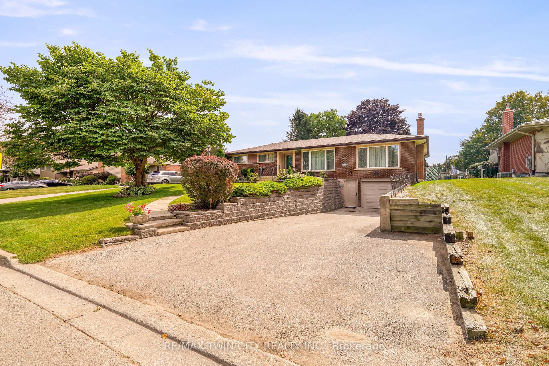 Photo 2 of 25 Brier Crescent, Brantford, Rosedale/Gable Height — HOMEH
