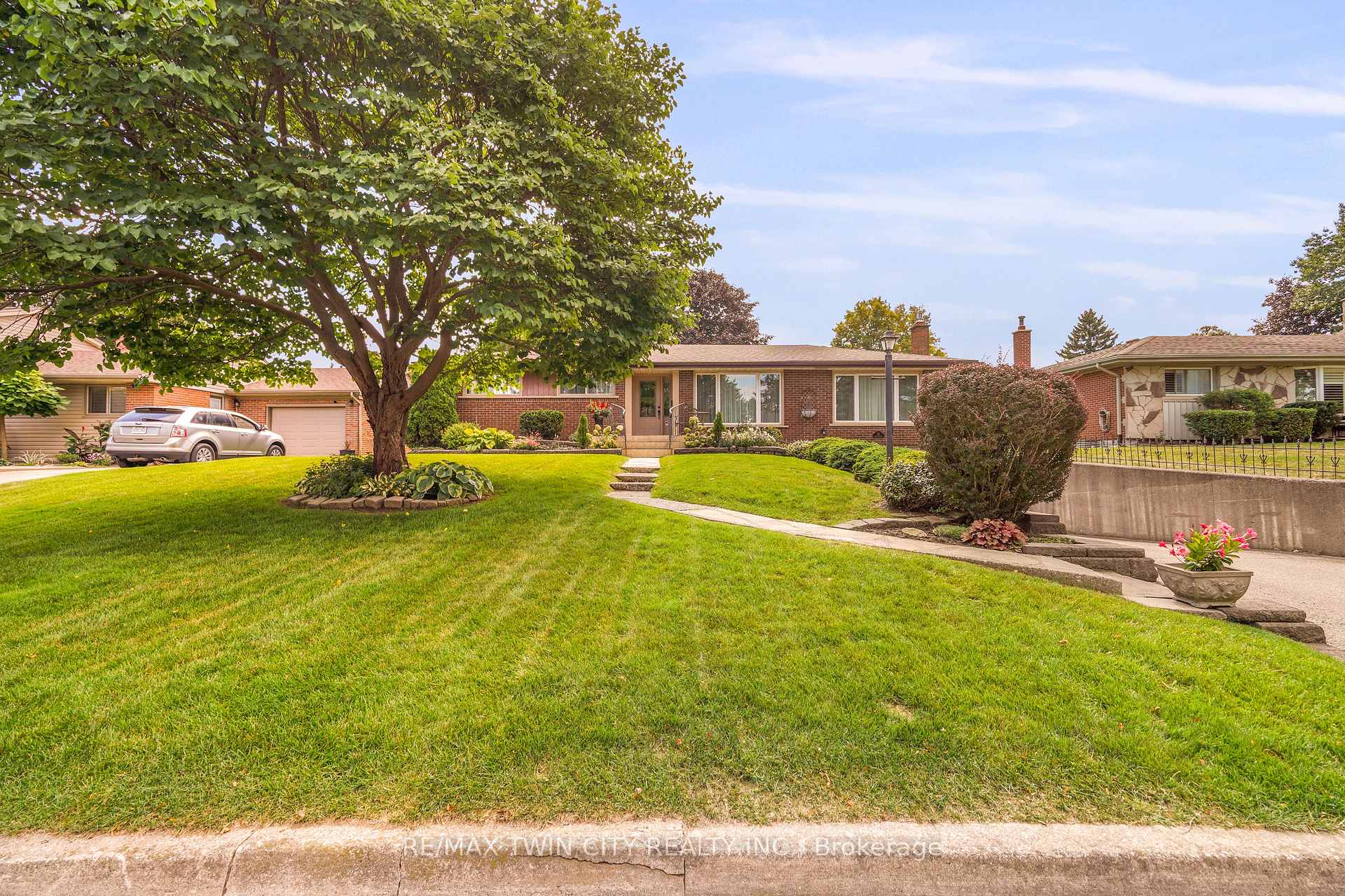 Photo 3 of 25 Brier Crescent, Brantford, Rosedale/Gable Height — HOMEH